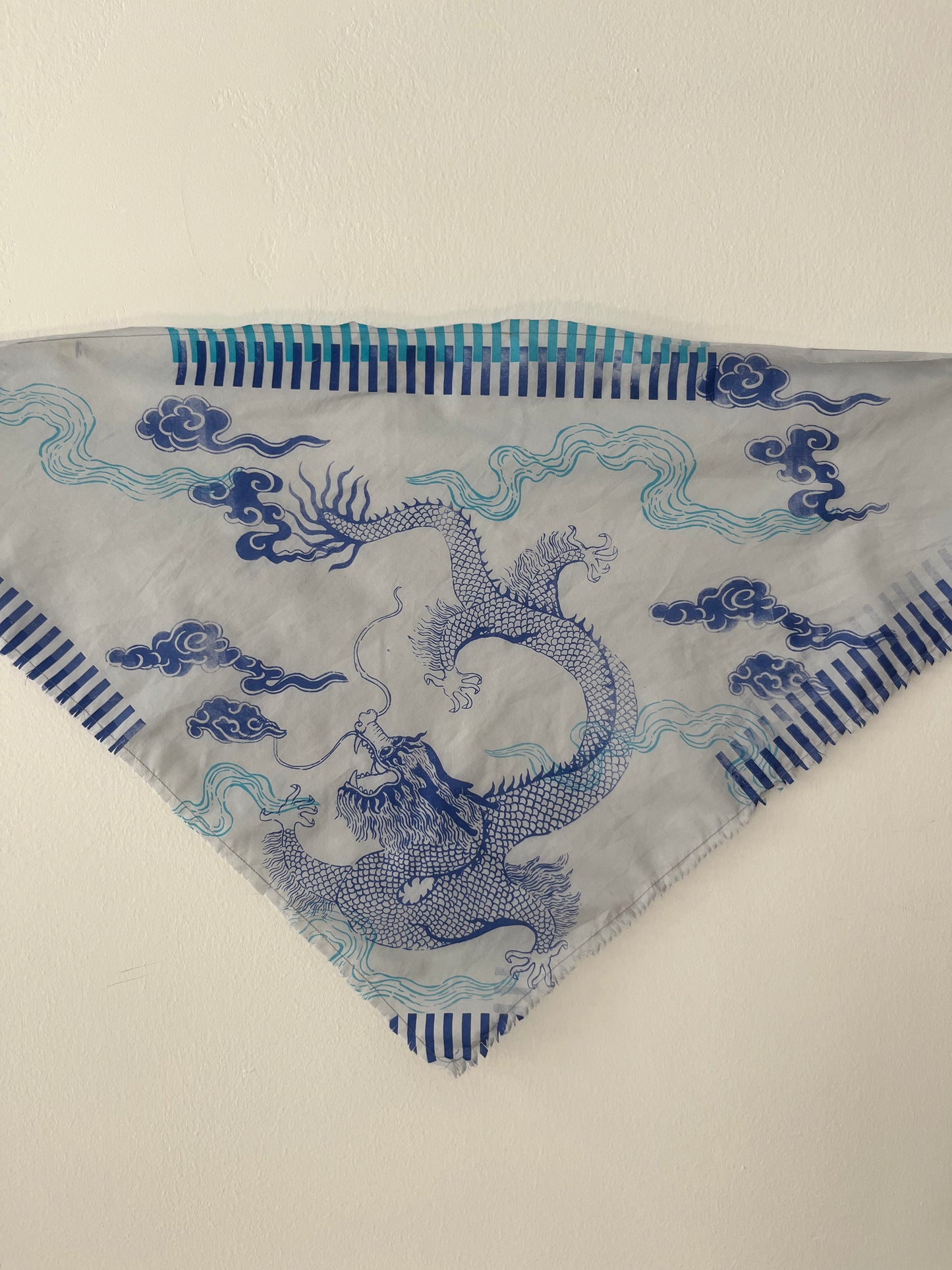 foulard bandana azzurro polvere con dragoni, nuvole e righe serigrafato a mano