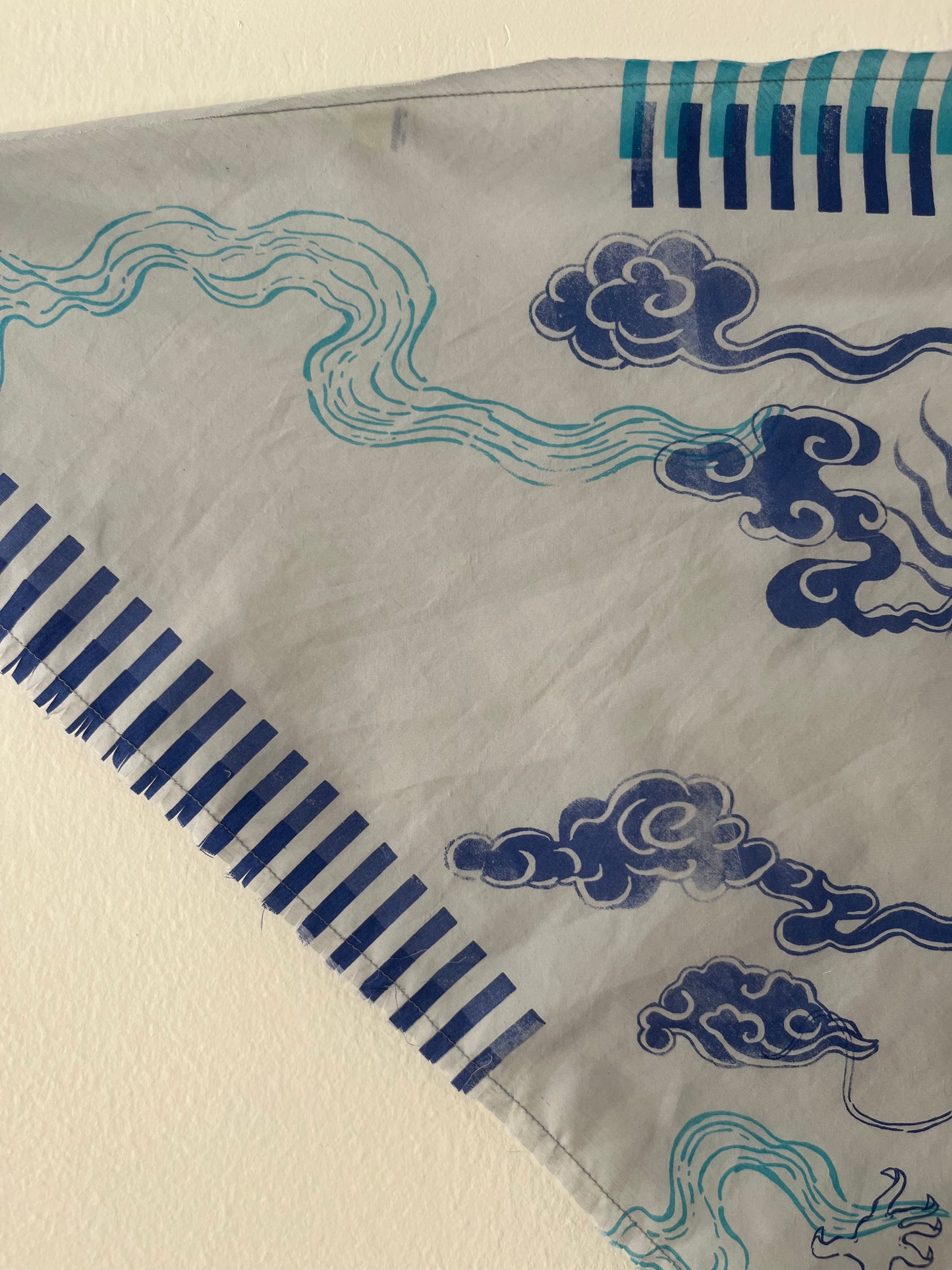 foulard bandana azzurro polvere con dragoni, nuvole e righe serigrafato a mano