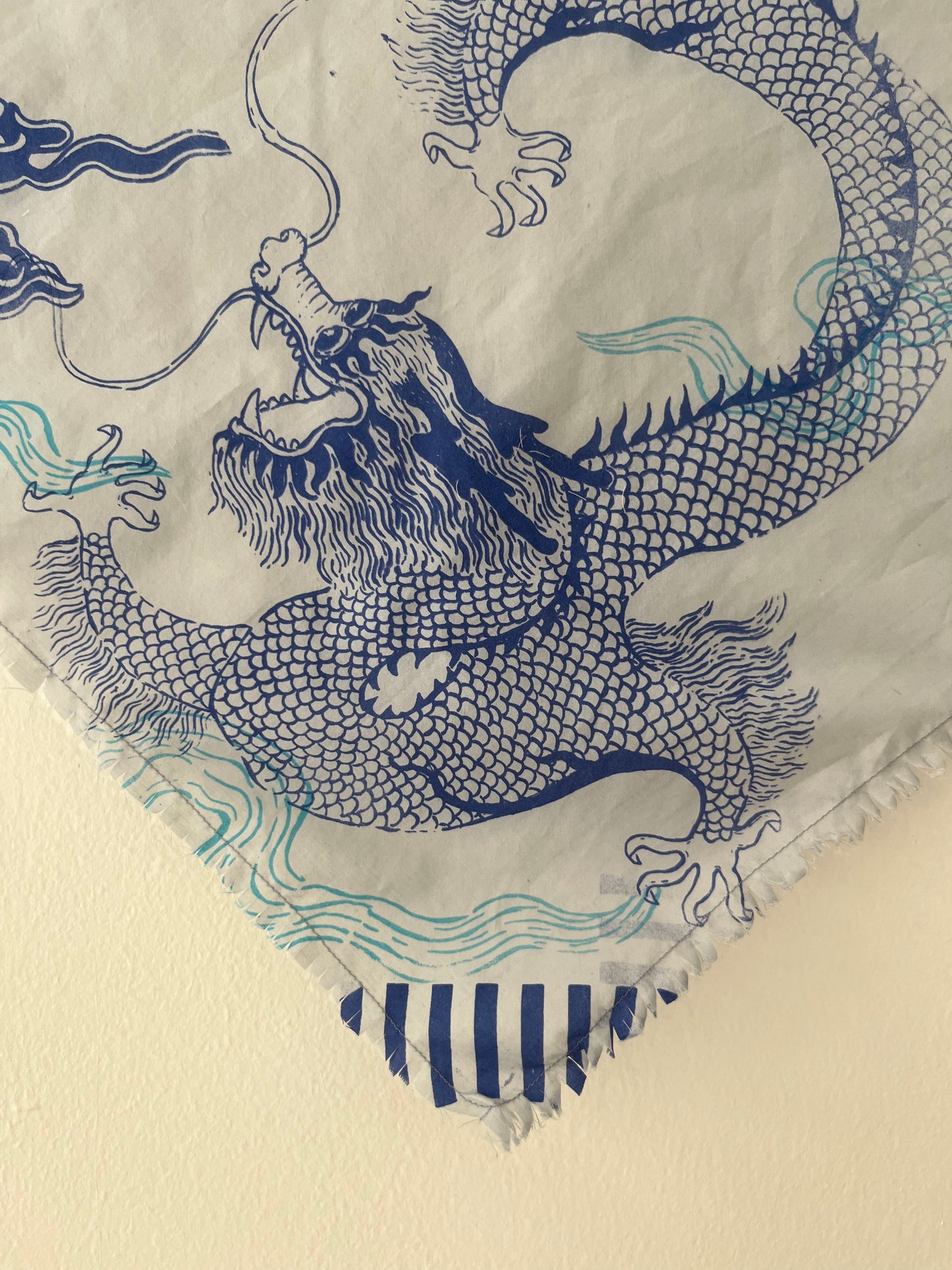 foulard bandana azzurro polvere con dragoni, nuvole e righe serigrafato a mano