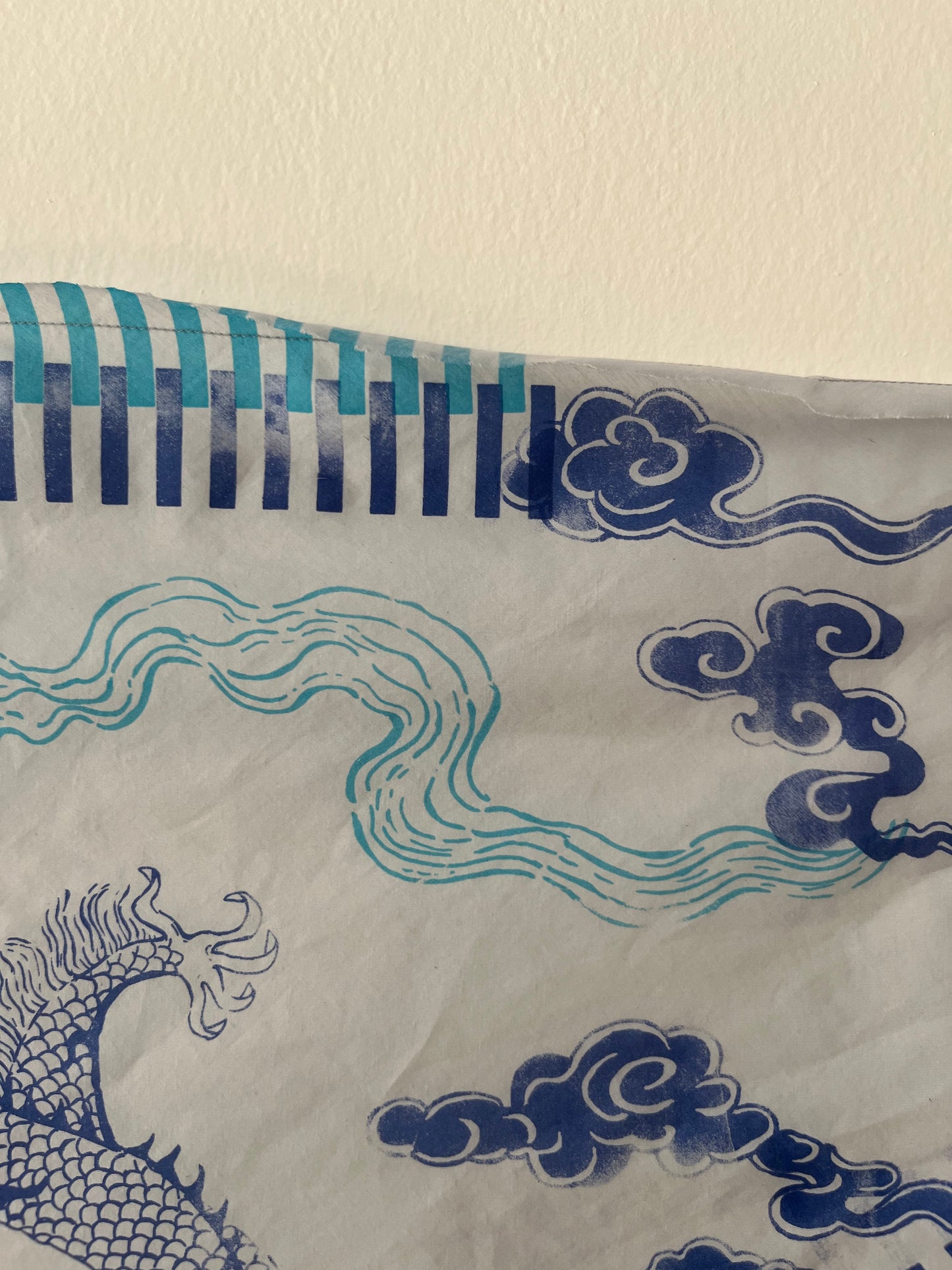 foulard bandana azzurro polvere con dragoni, nuvole e righe serigrafato a mano