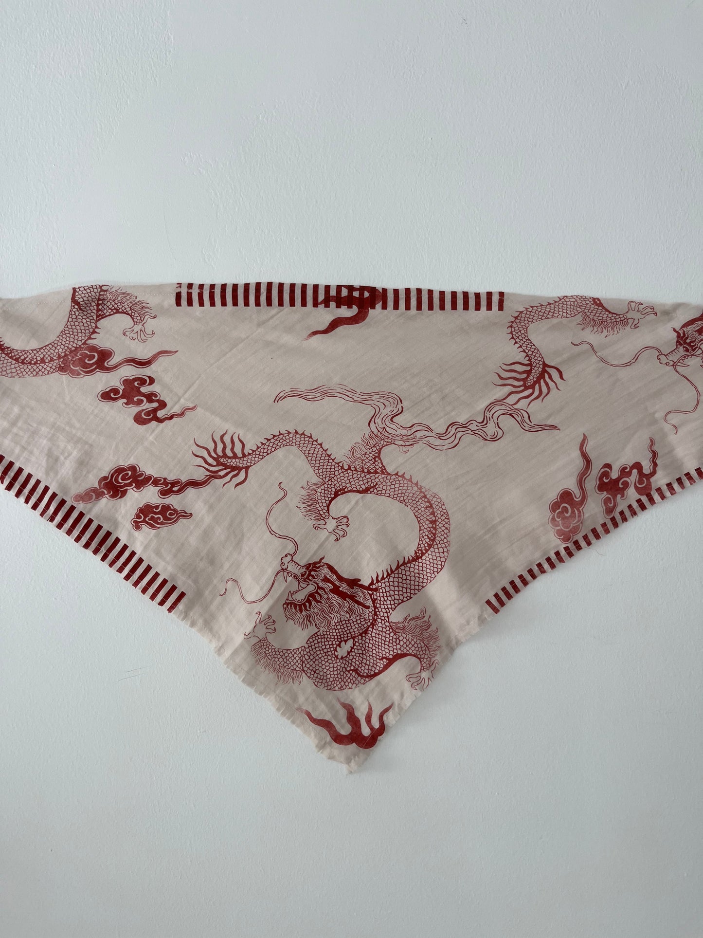 foulard bandana con dragoni, nuvole e righe serigrafato a mano