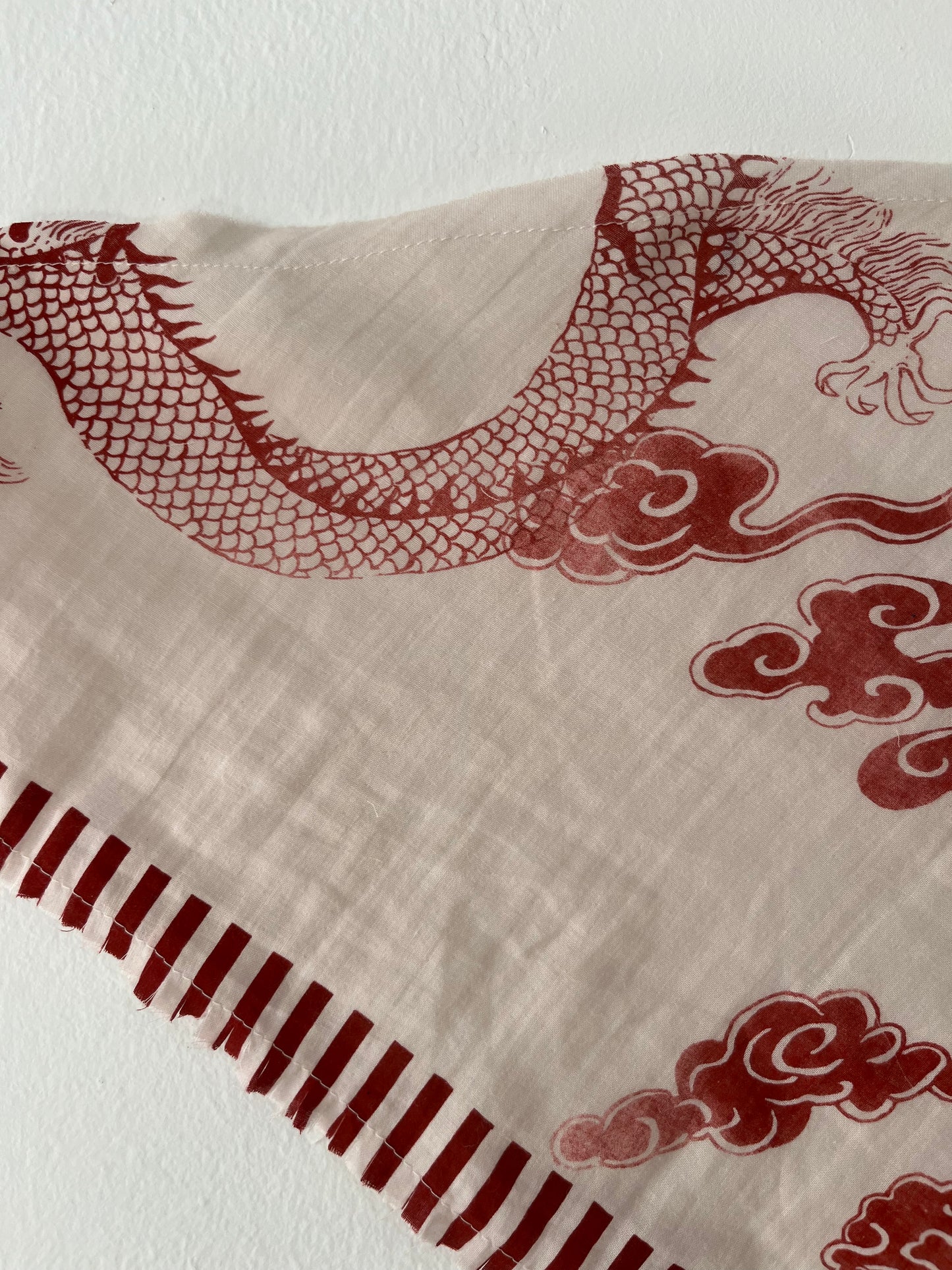 foulard bandana con dragoni, nuvole e righe serigrafato a mano