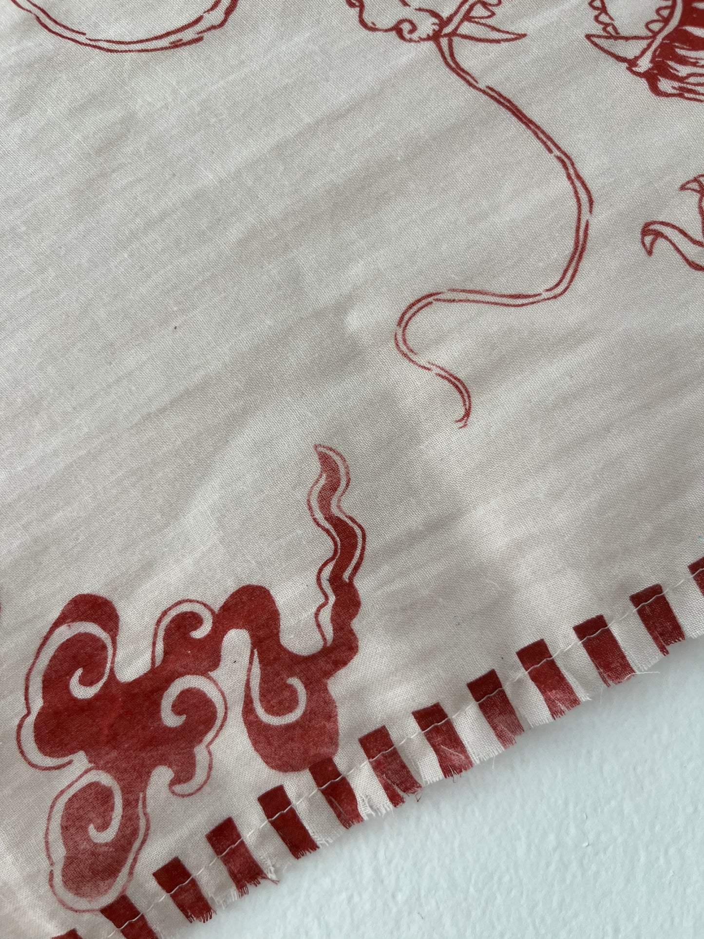 foulard bandana con dragoni, nuvole e righe serigrafato a mano