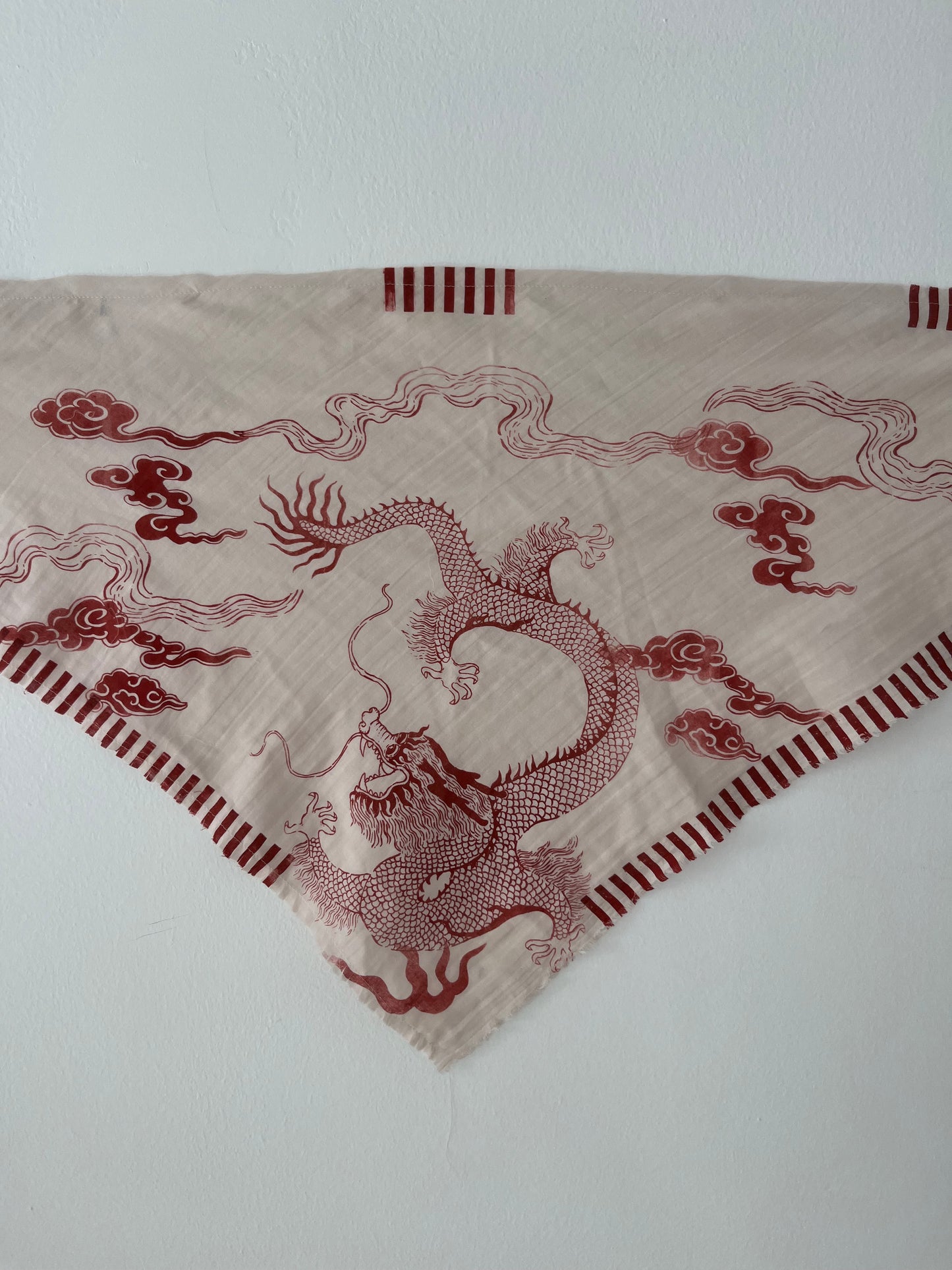 foulard bandana con dragoni, nuvole e righe serigrafato a mano