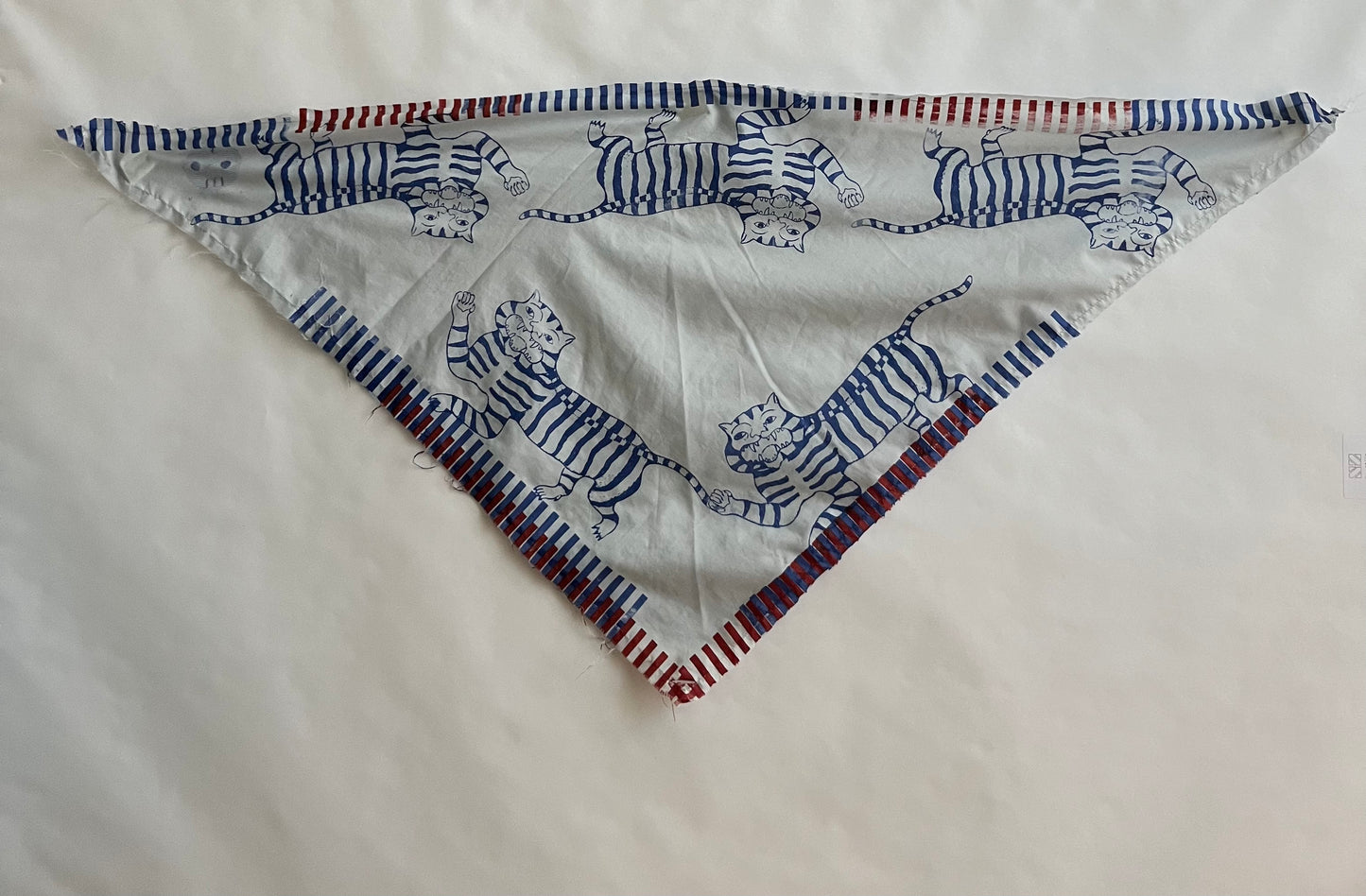 foulard bandana azzurro polvere con tigri e righe serigrafato a mano