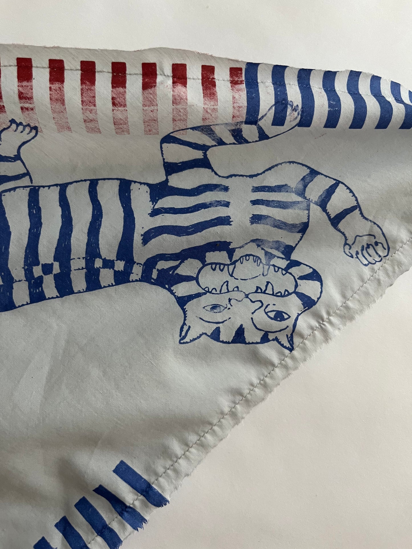 foulard bandana azzurro polvere con tigri e righe serigrafato a mano