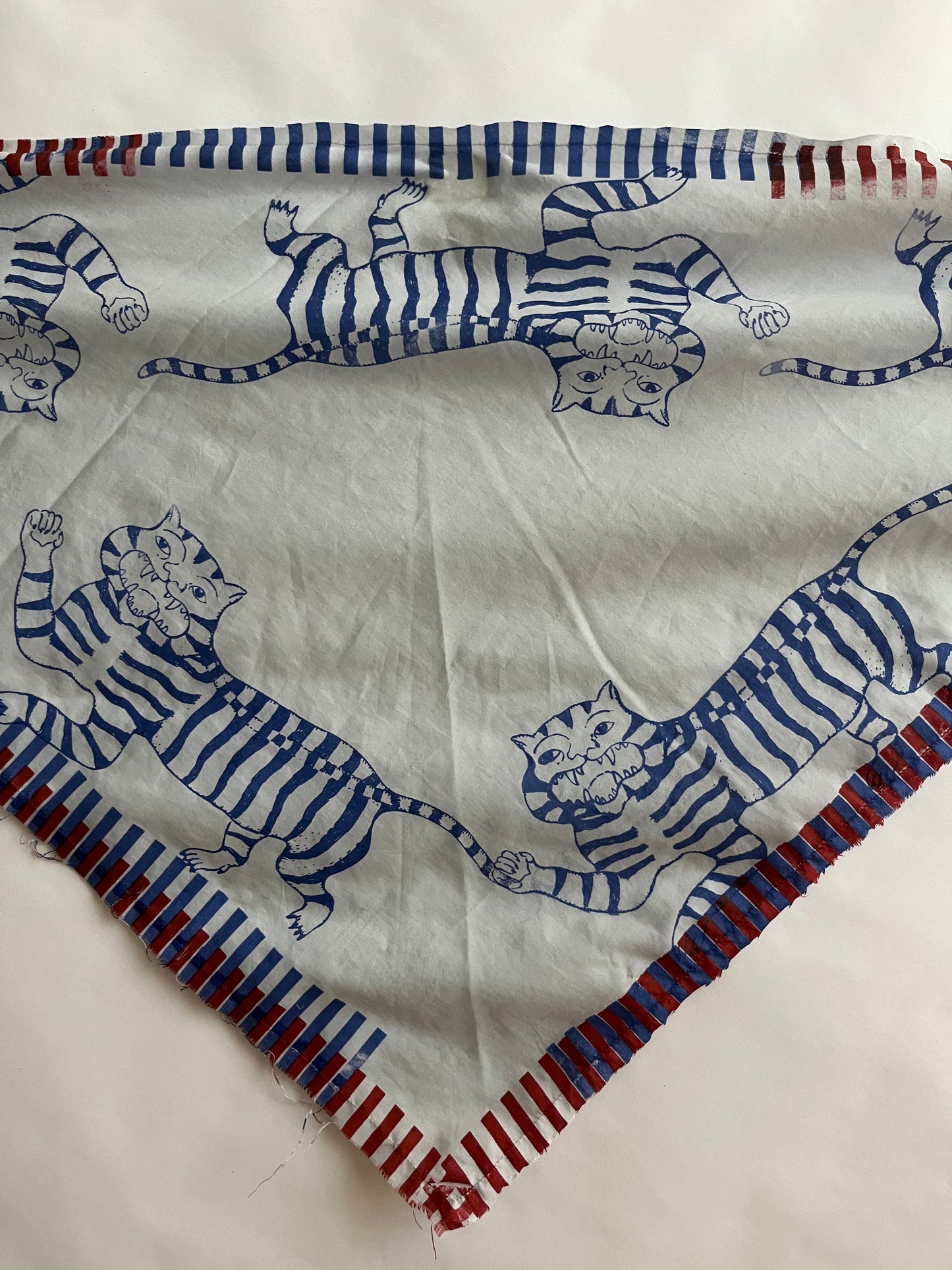 foulard bandana azzurro polvere con tigri e righe serigrafato a mano