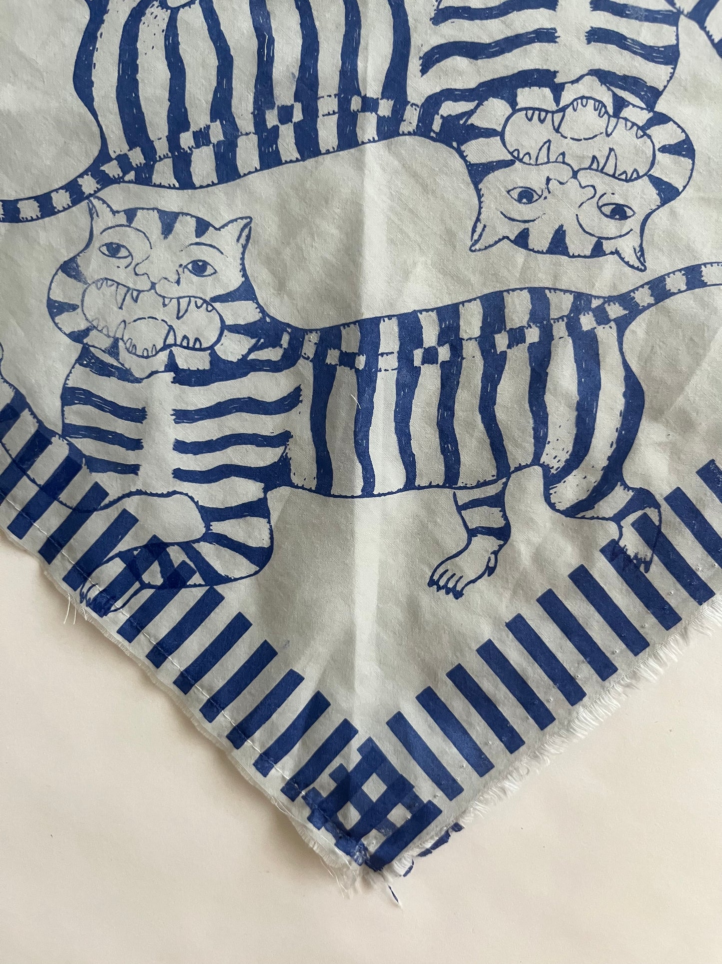 foulard bandana azzurro polvere con tigri e righe serigrafato a mano