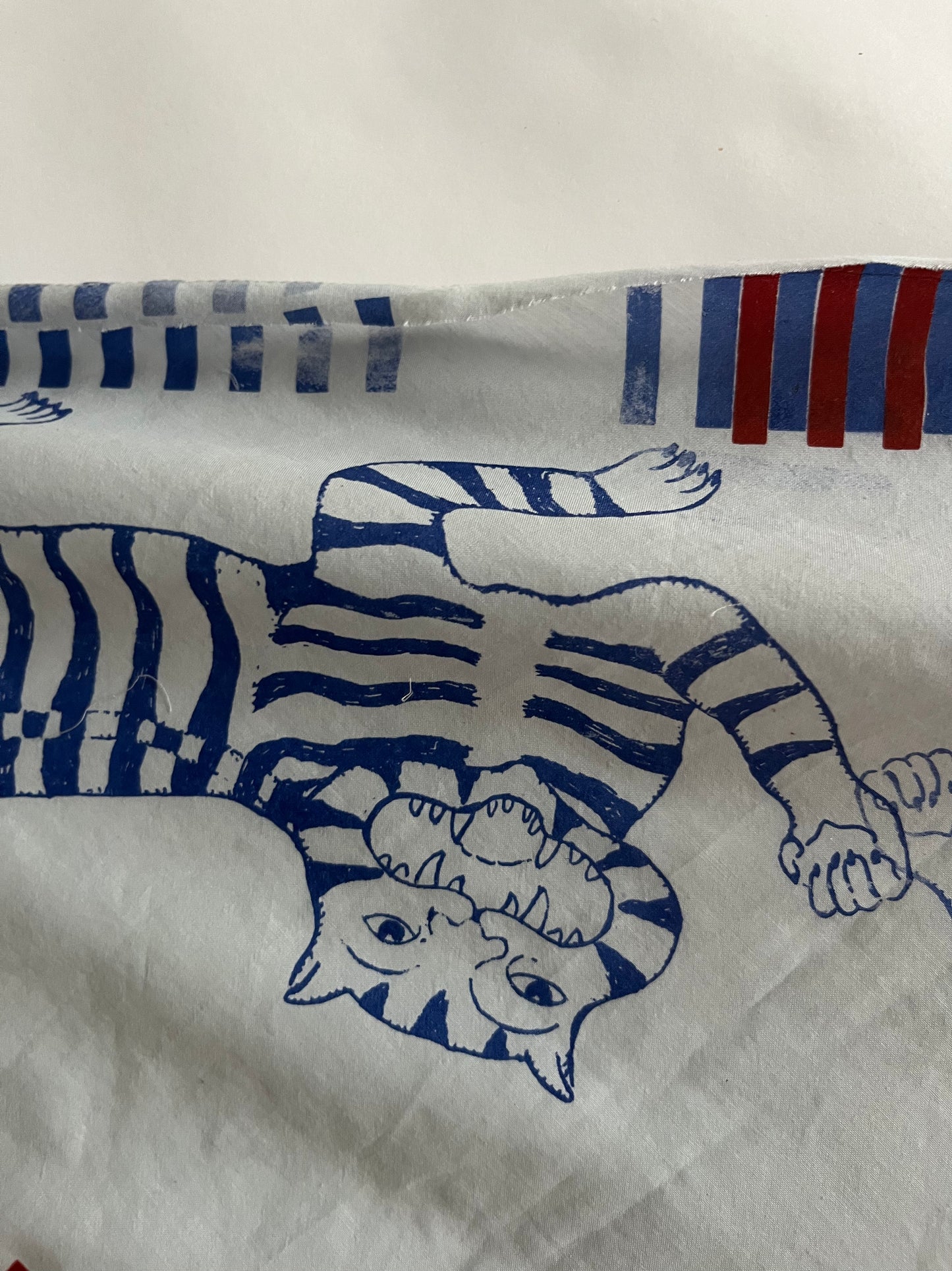 foulard bandana azzurro polvere con tigri e righe serigrafato a mano