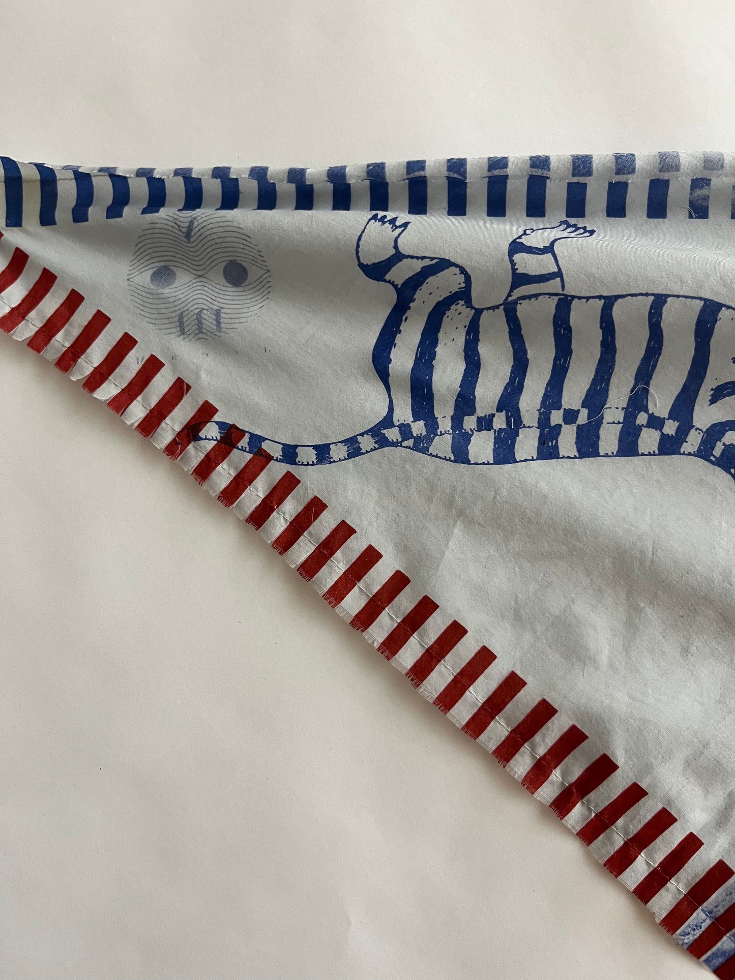 foulard bandana azzurro polvere con tigri e righe serigrafato a mano