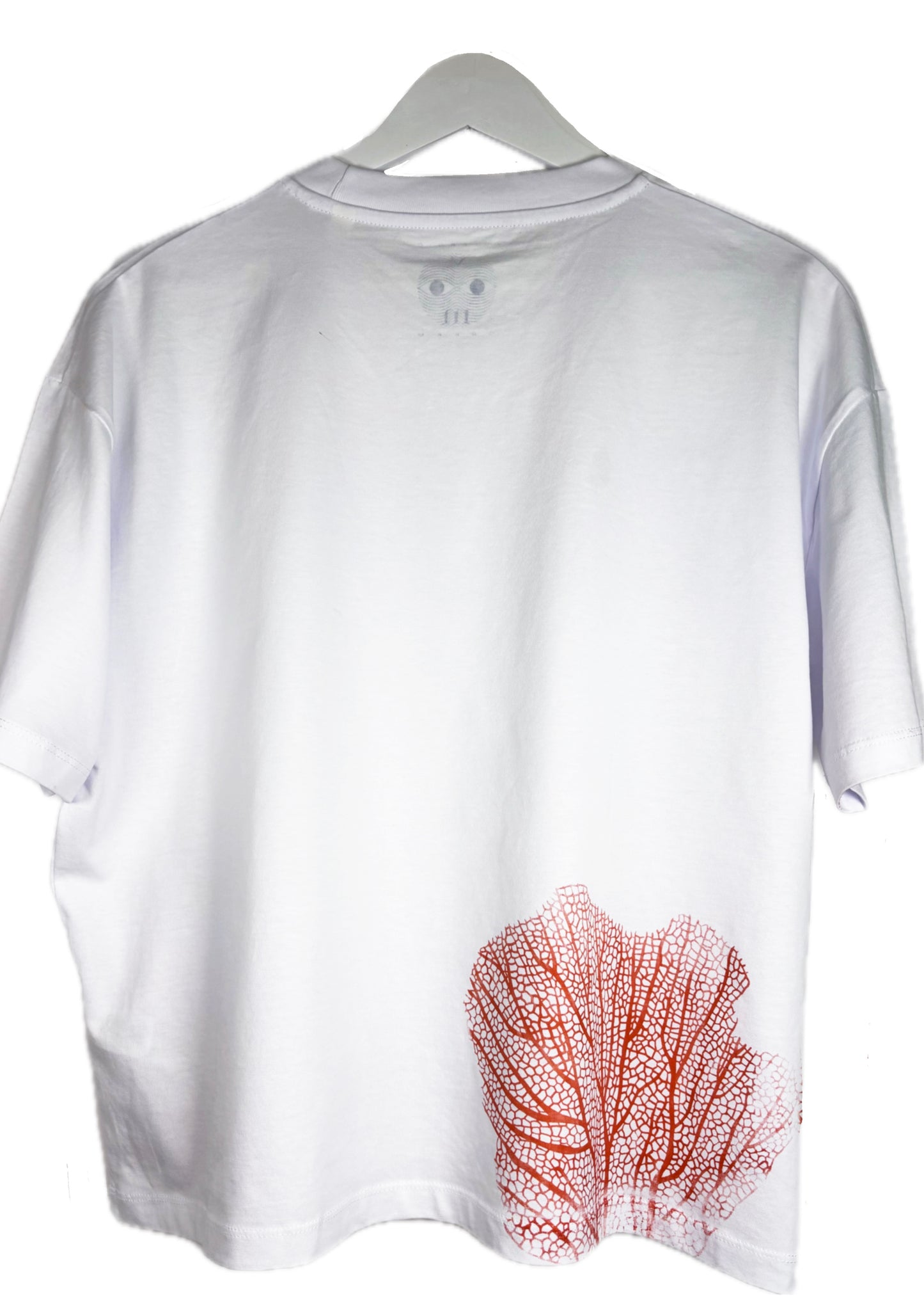 T-shirt modello boxy bianca serigrafata con coralli e sirena