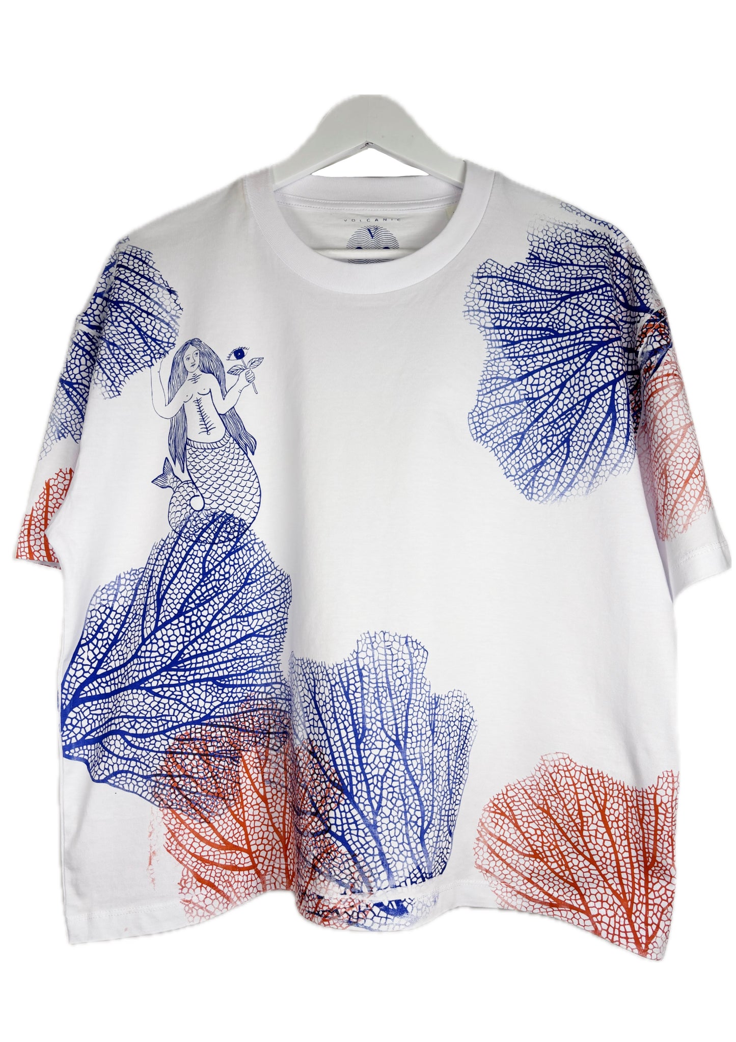 T-shirt modello boxy bianca serigrafata con coralli e sirena
