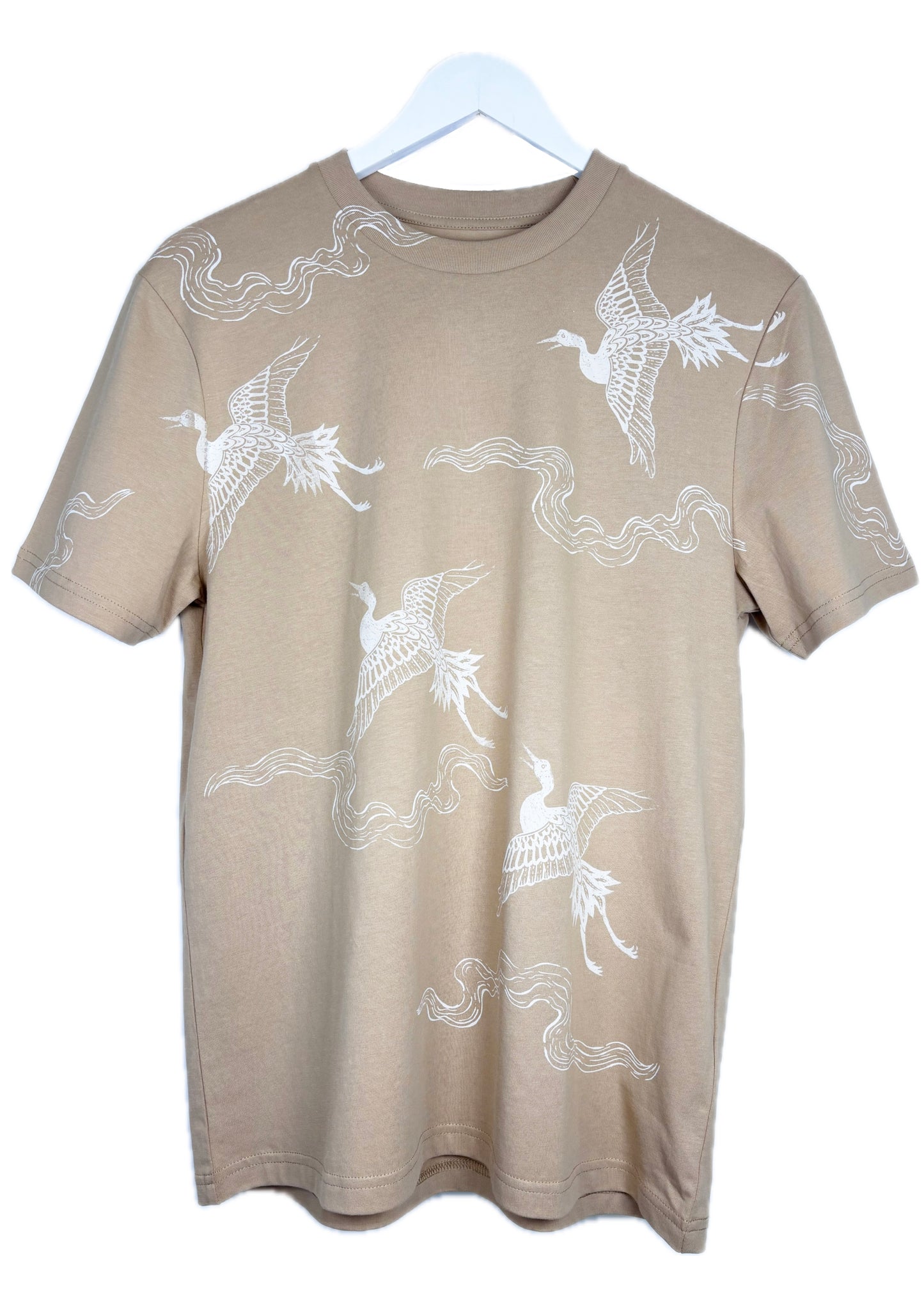 T-shirt modello classico serigrafata con nuvole e gru bianche