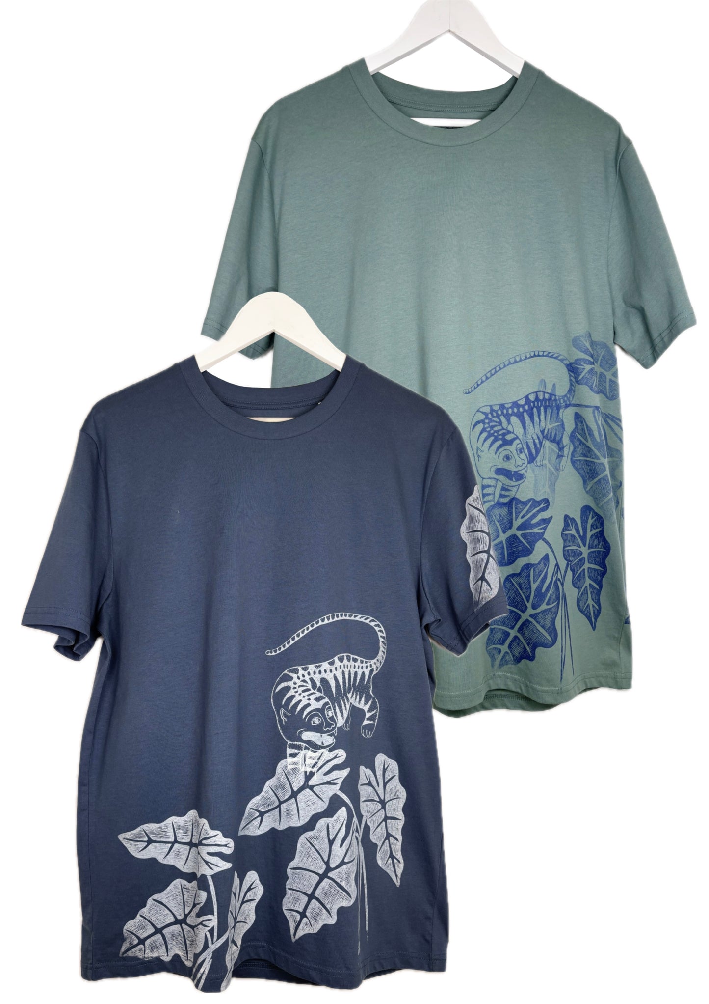 T-shirt taglio classico con tigre e alocasia