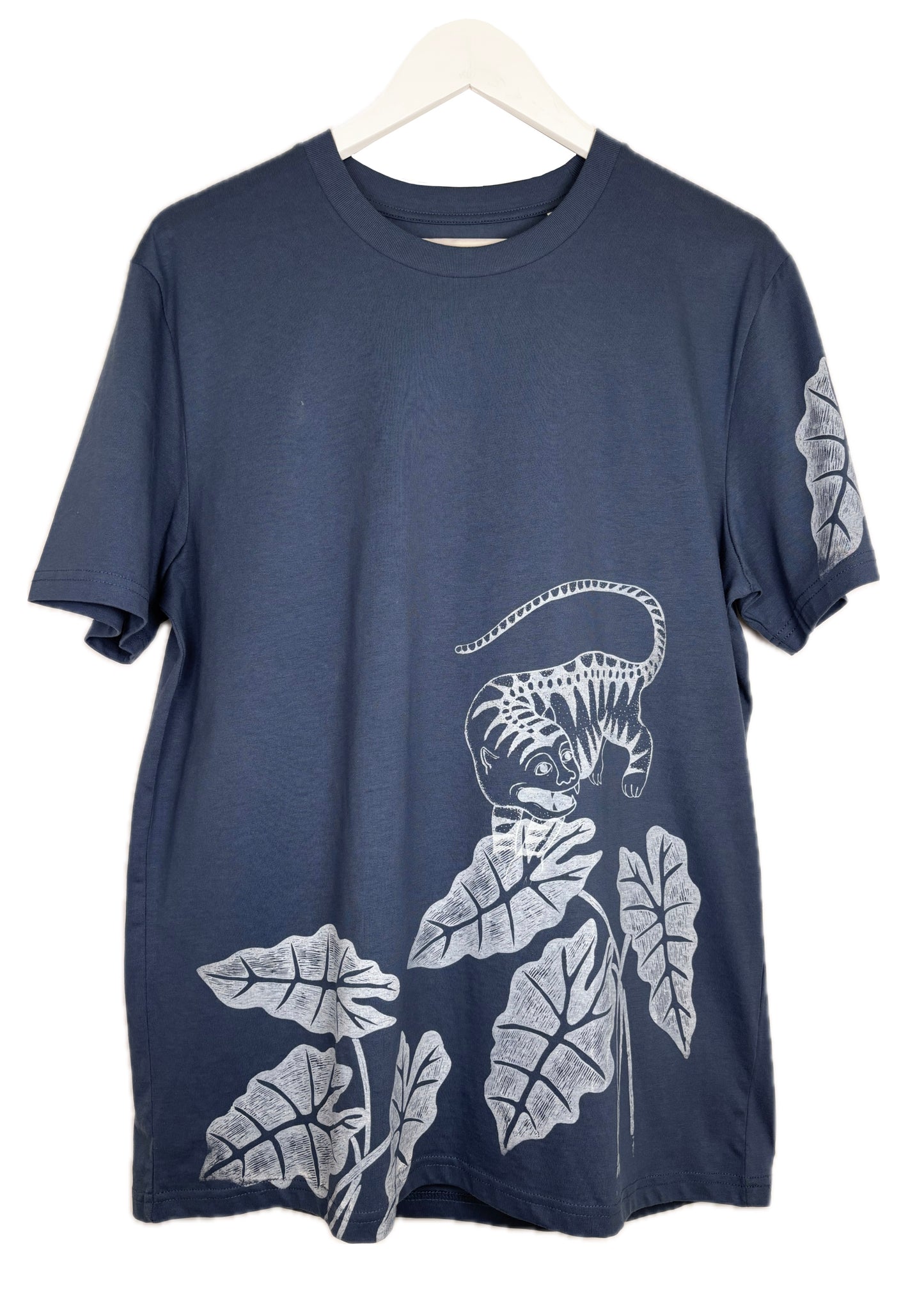 T-shirt taglio classico con tigre e alocasia