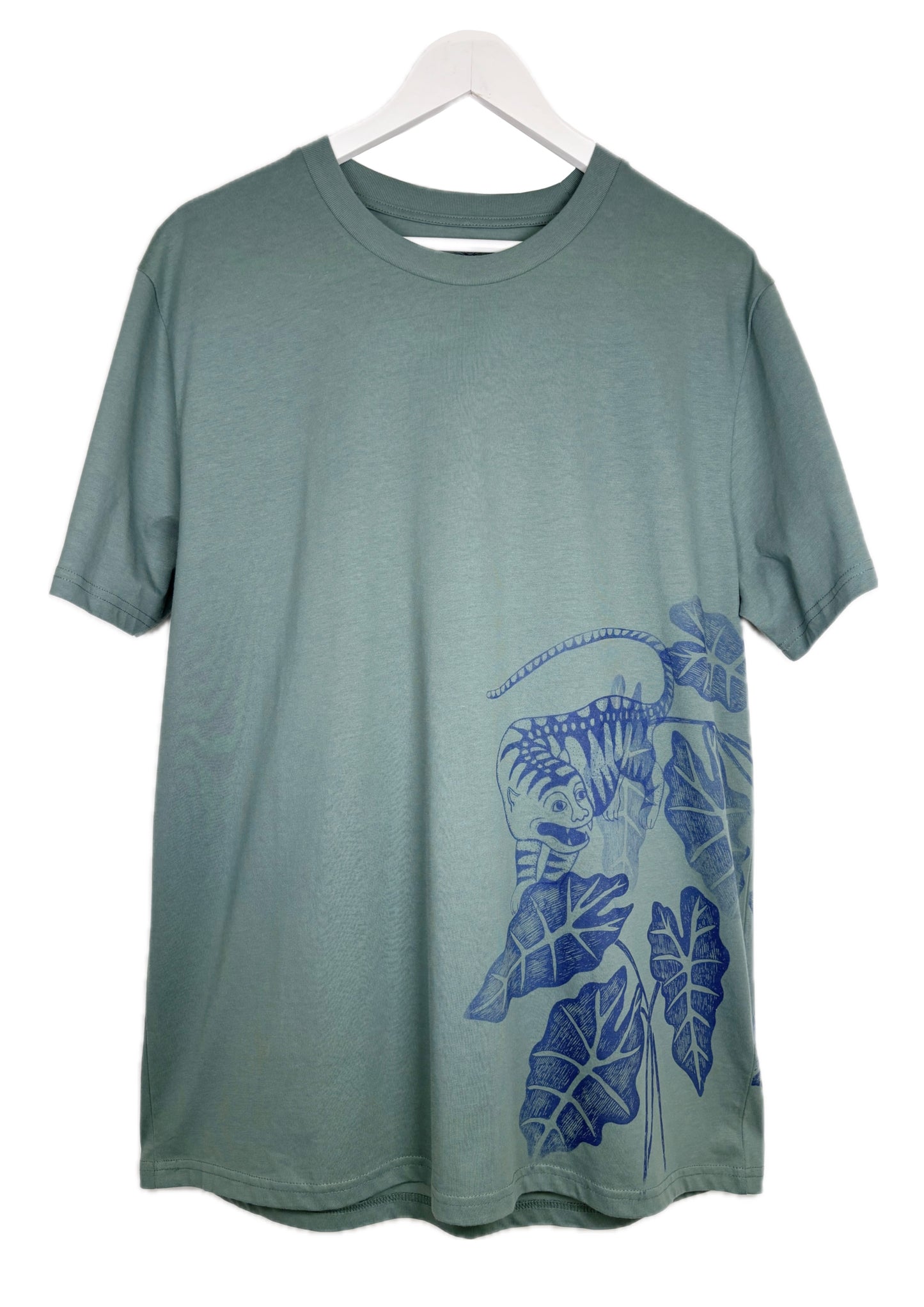 T-shirt taglio classico con tigre e alocasia