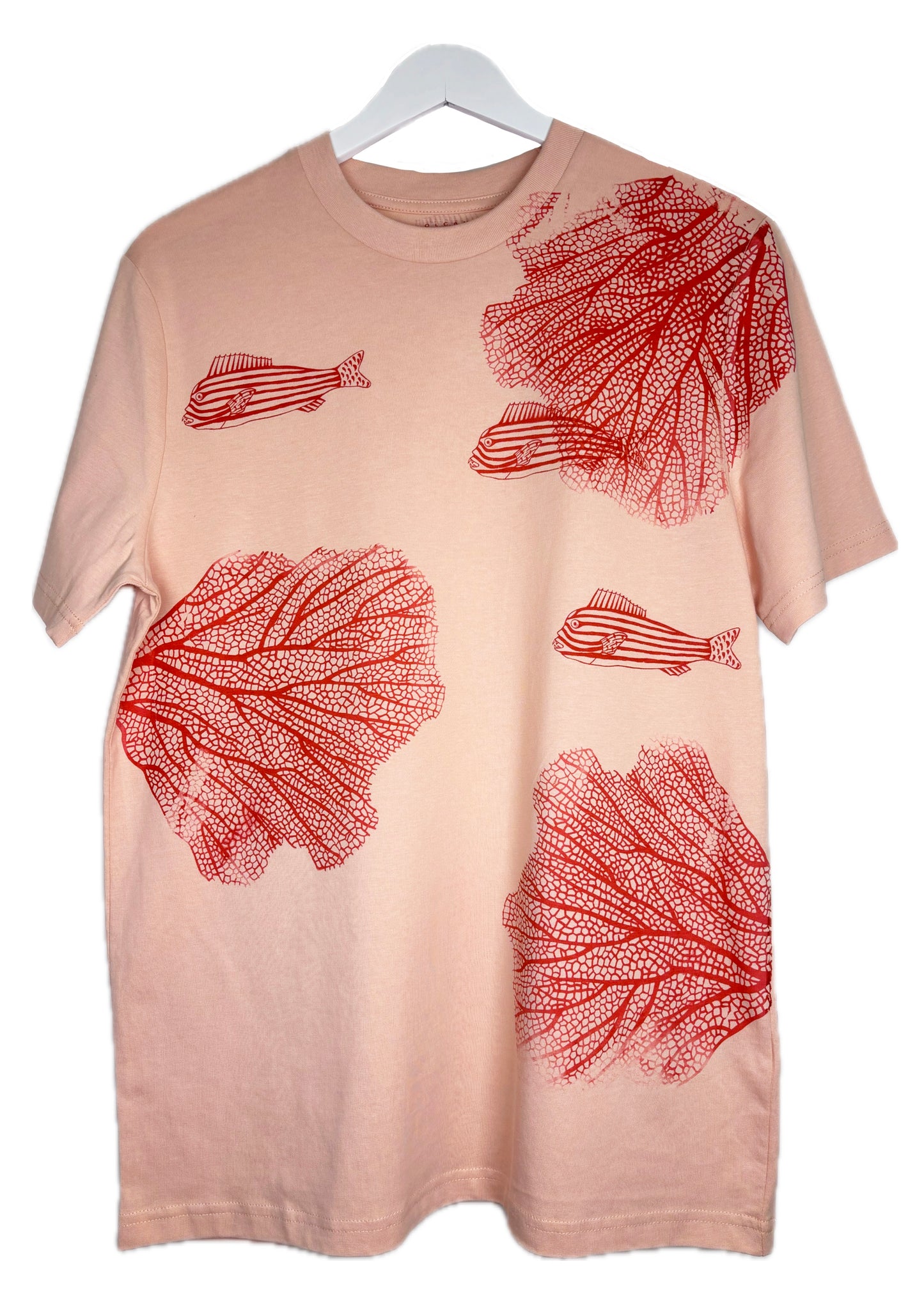 T-shirt modello classico rosa pesca serigrafata in rosso con disegni marini