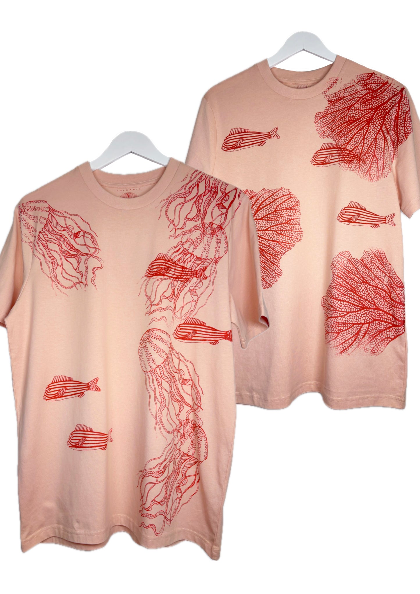 T-shirt modello classico rosa pesca serigrafata in rosso con disegni marini