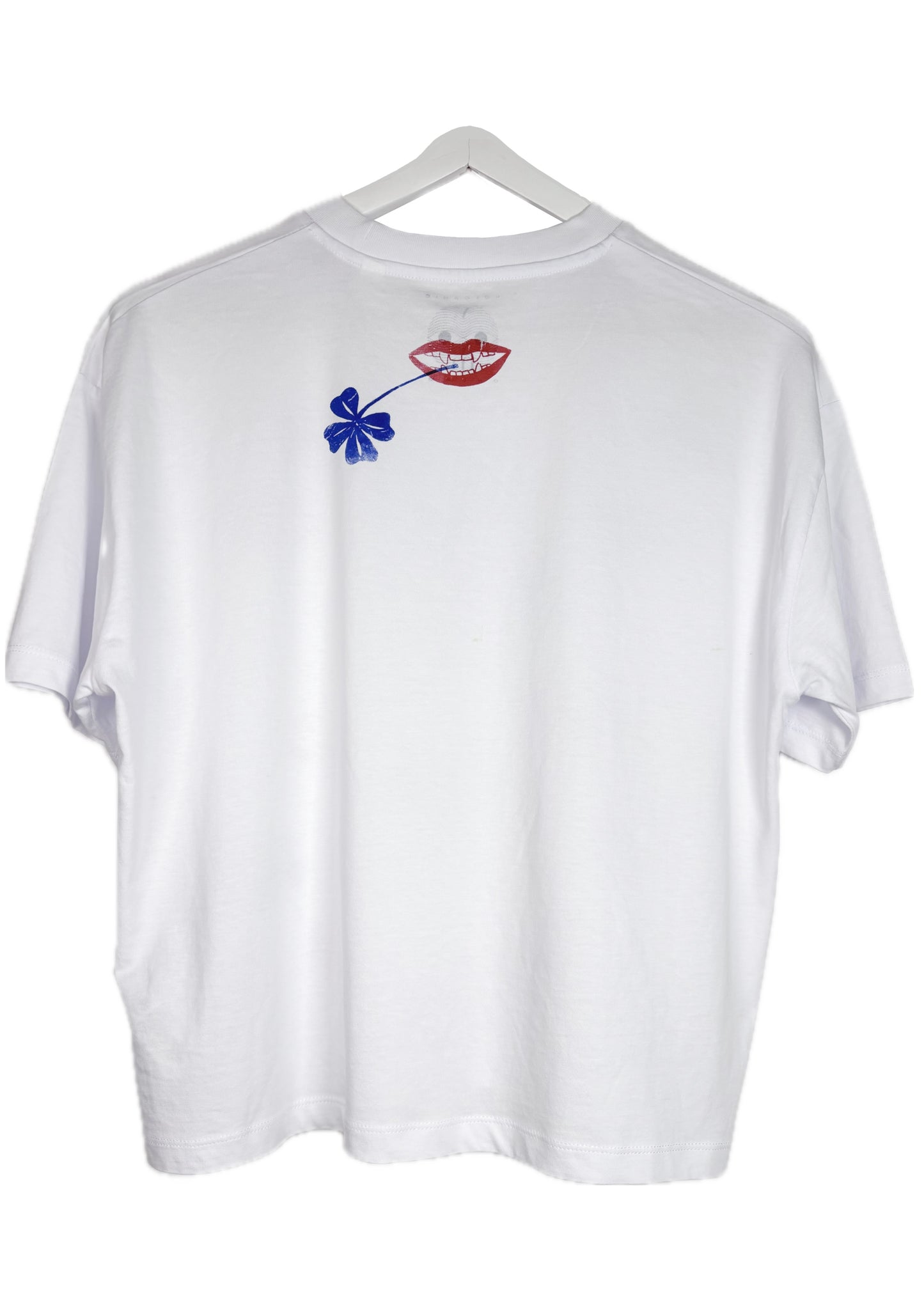 T-shirt boxy bianca serigrafata con bocche e quadrifogli