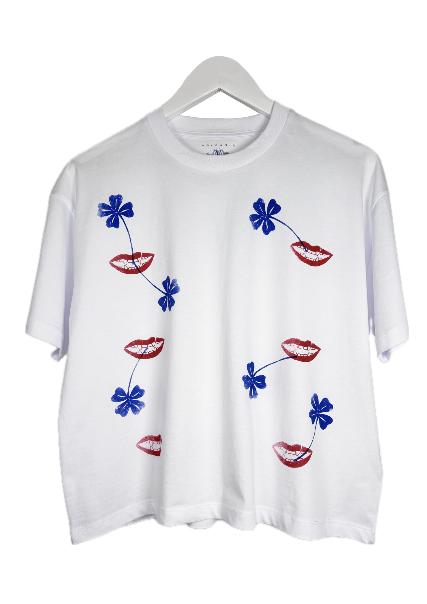T-shirt boxy bianca serigrafata con bocche e quadrifogli