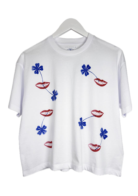 T-shirt boxy bianca serigrafata con bocche e quadrifogli