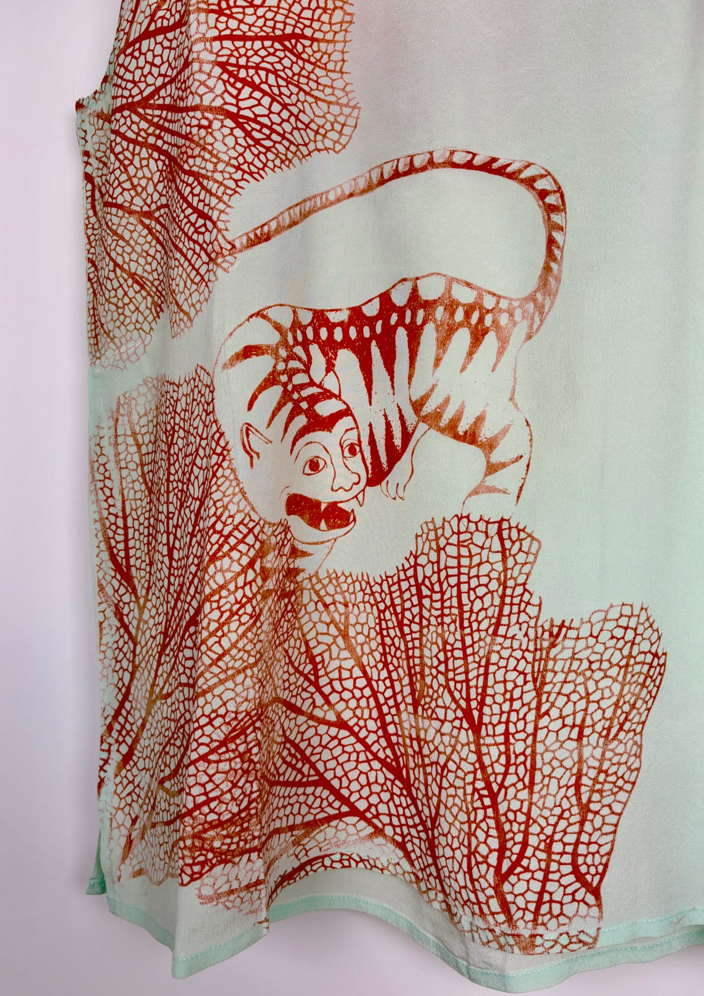 Canotta in seta verde acqua con serigrafie arancio
