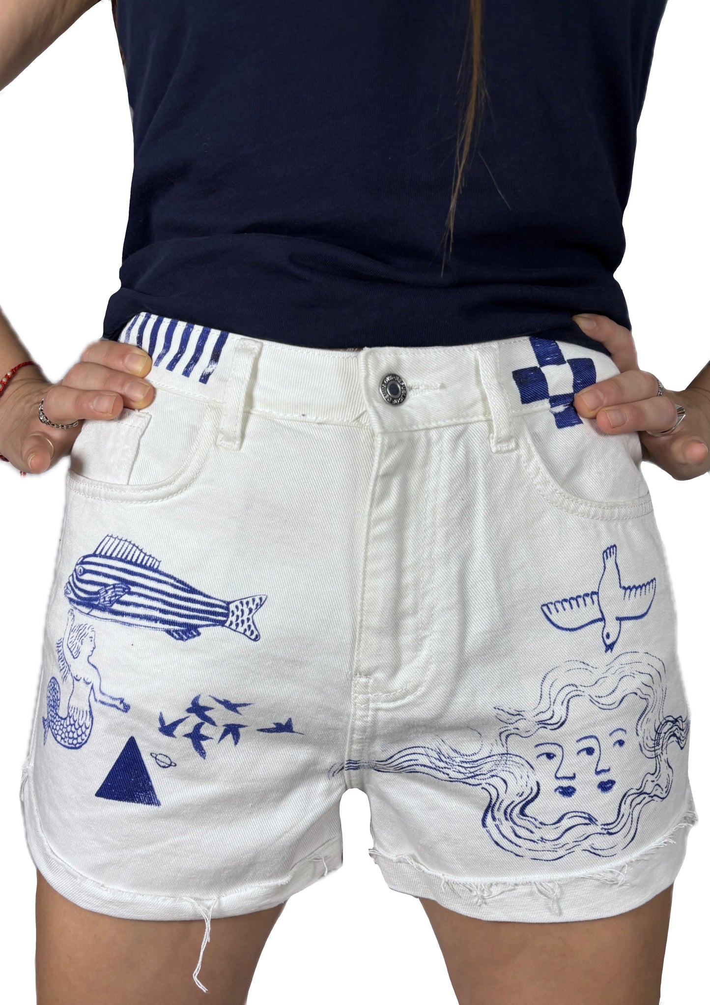 Shorts in denim bianchi serigrafati con disegni