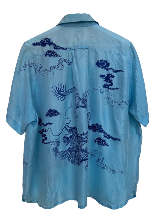 Camicia mezze maniche 100% seta turchese supcycled con dragone e nuvole serigrafati