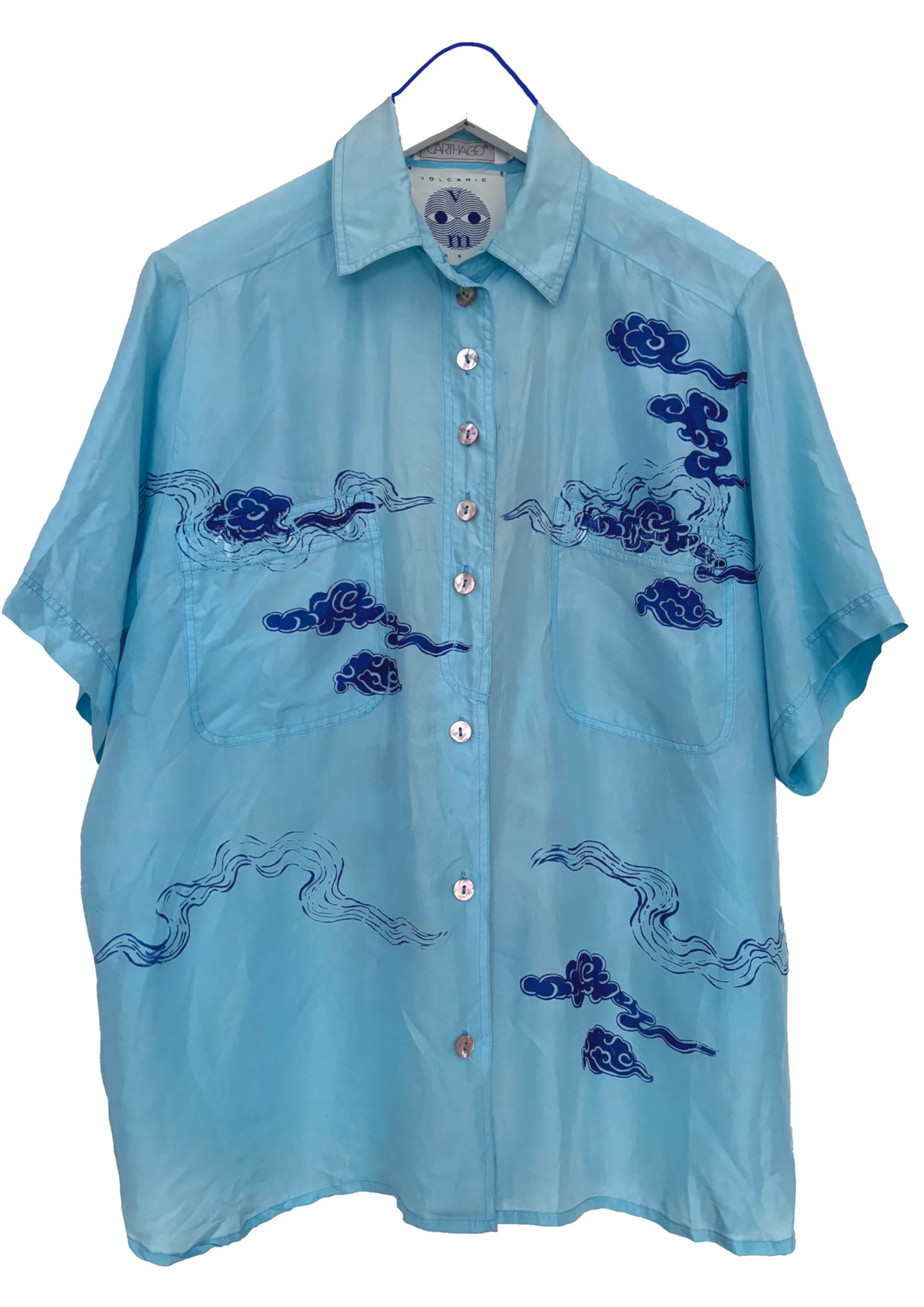 Camicia mezze maniche 100% seta turchese supcycled con dragone e nuvole serigrafati