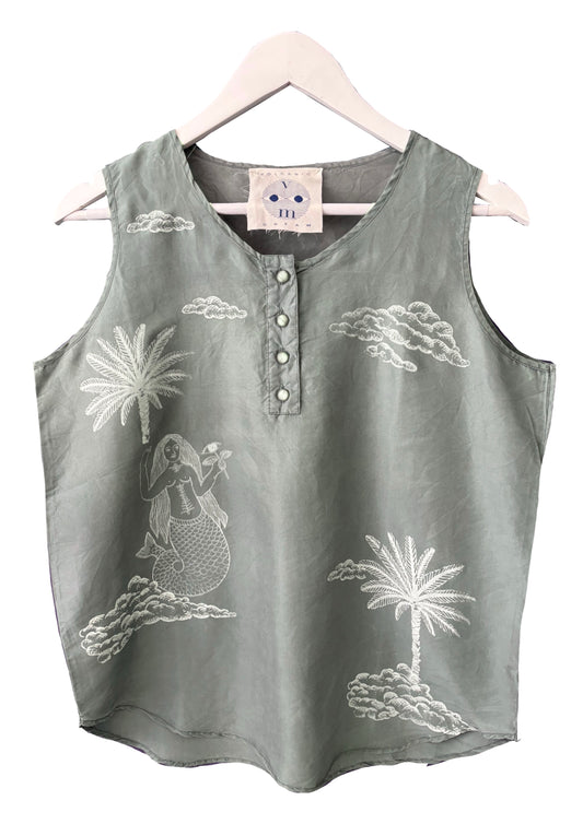 Canotta 100% seta salvia upcycled con serigrafie bianche