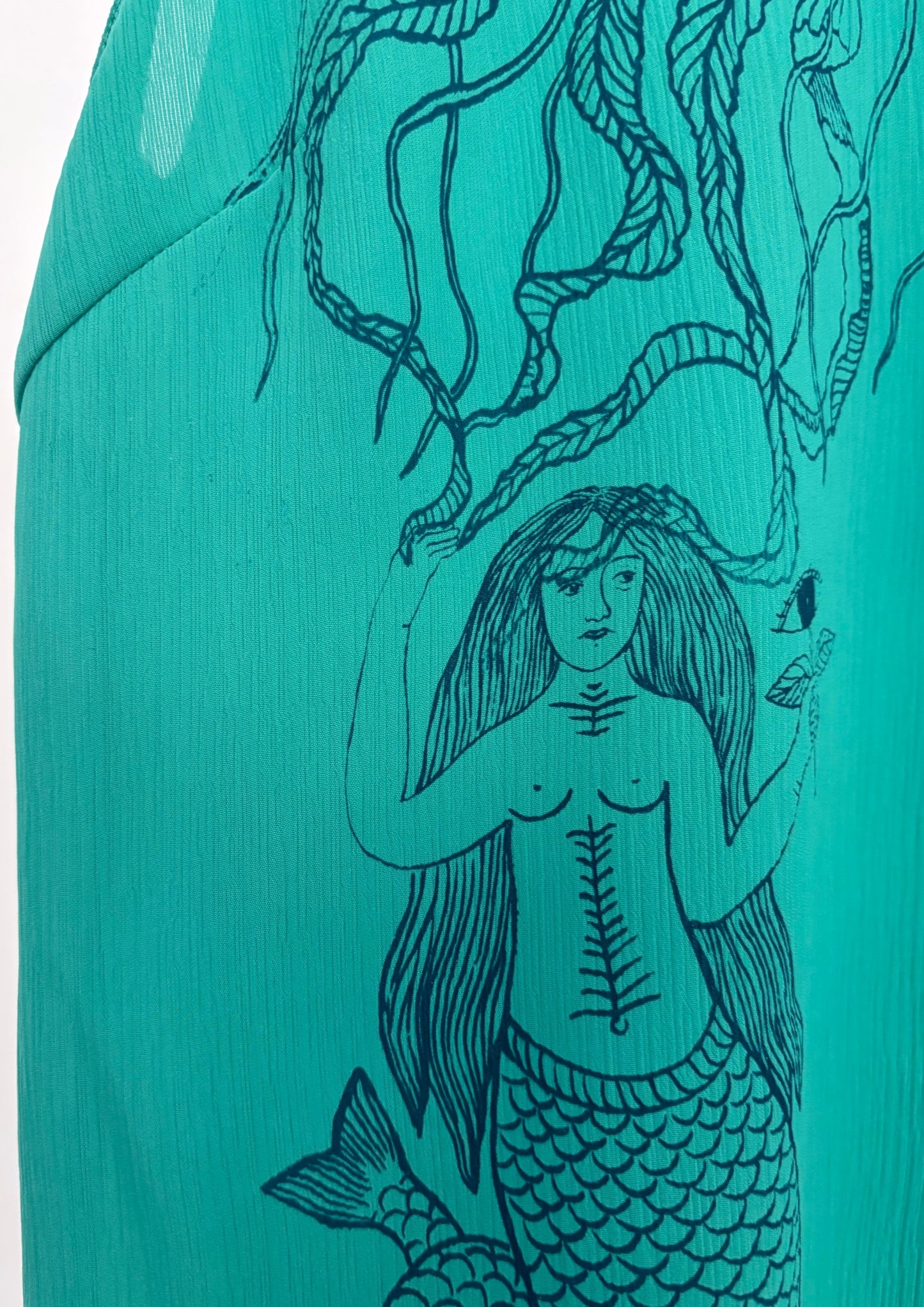 Canotta in seta upcycled con serigrafie