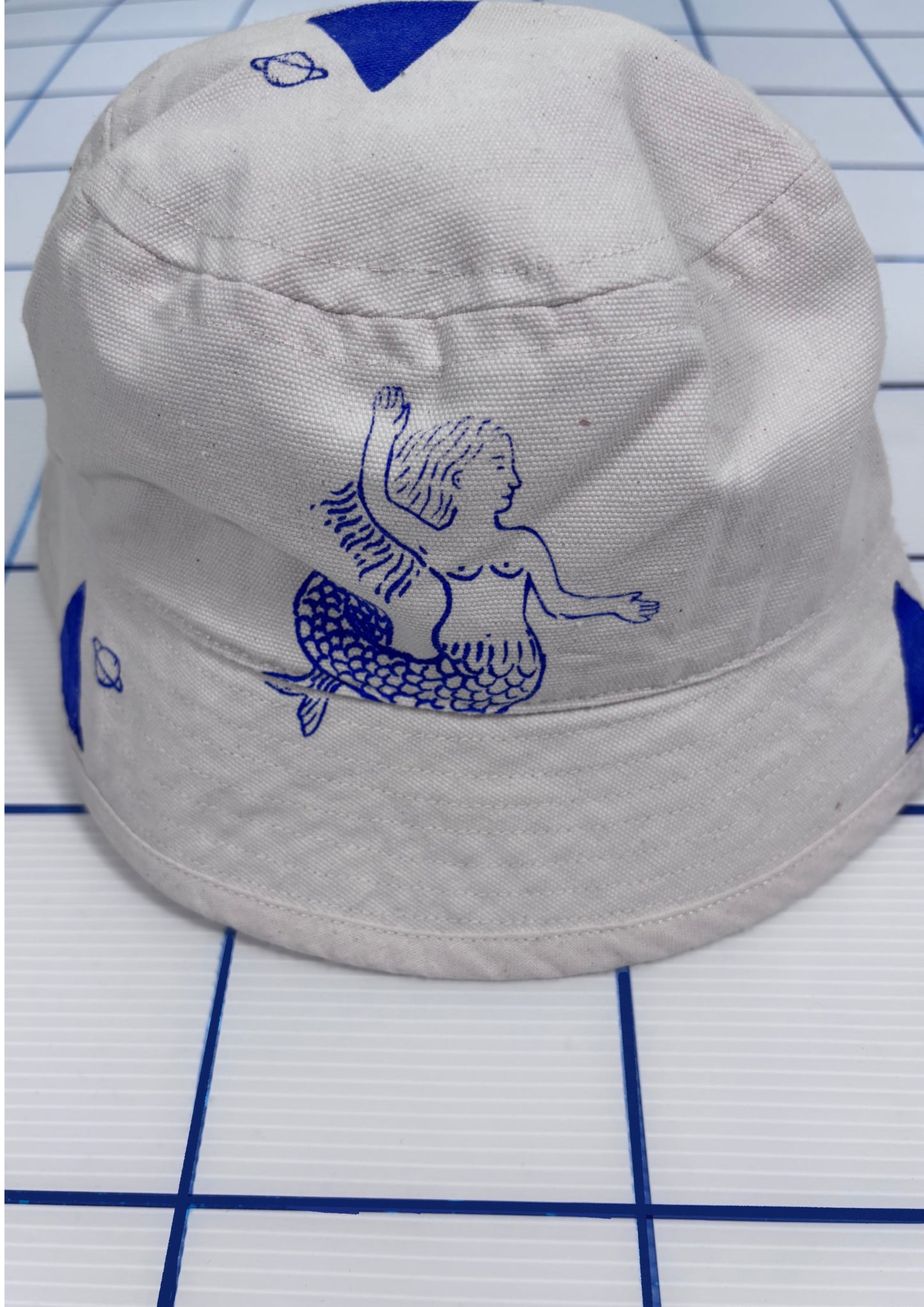 Cappellino da pescatore bianco raw serigrafato