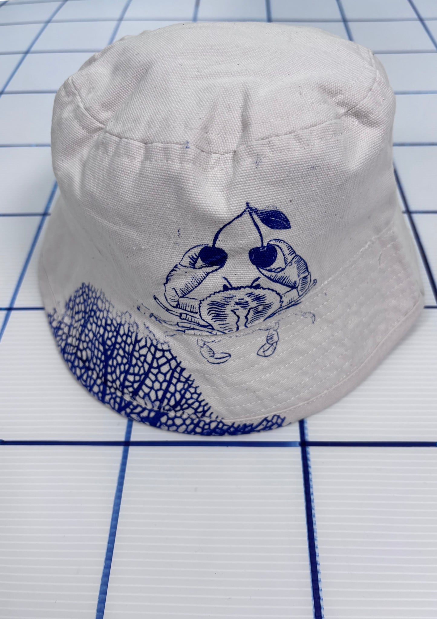 Cappellino da pescatore bianco raw serigrafato