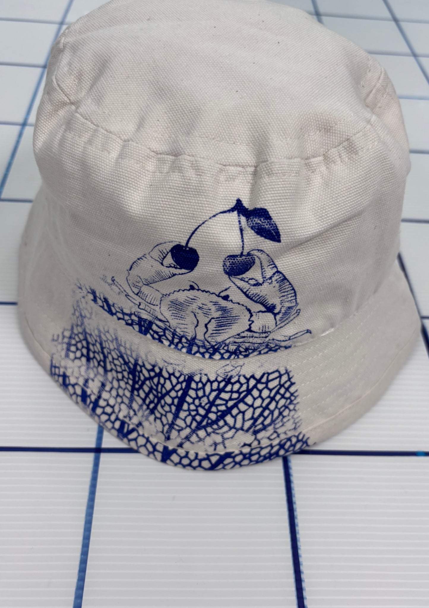 Cappellino da pescatore bianco raw serigrafato