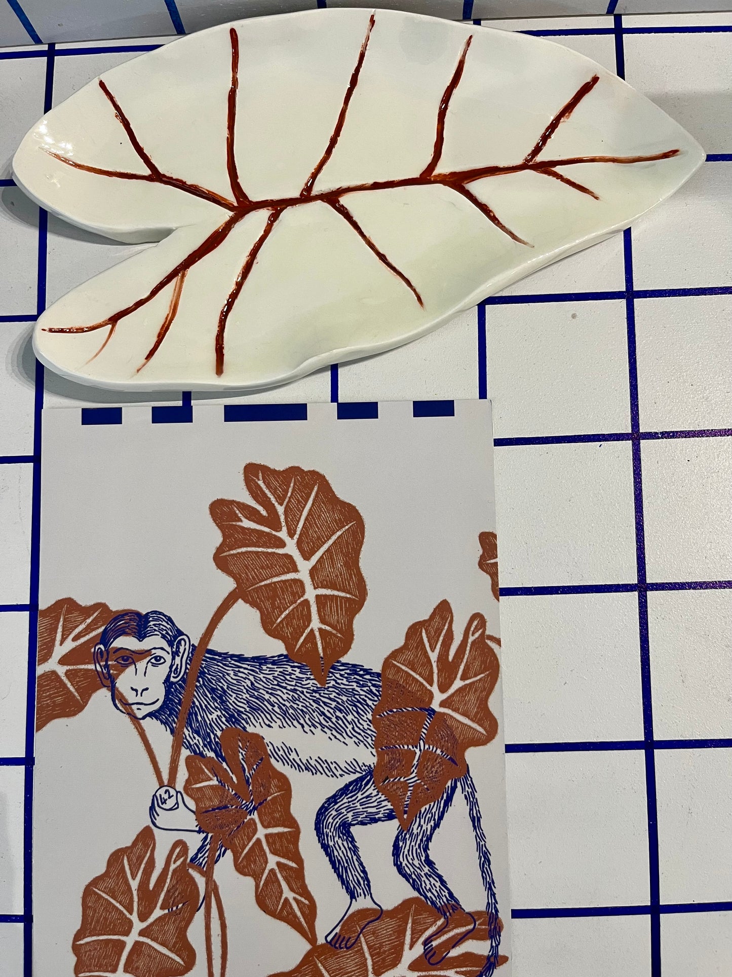 Piatto in ceramica foglia alocasia