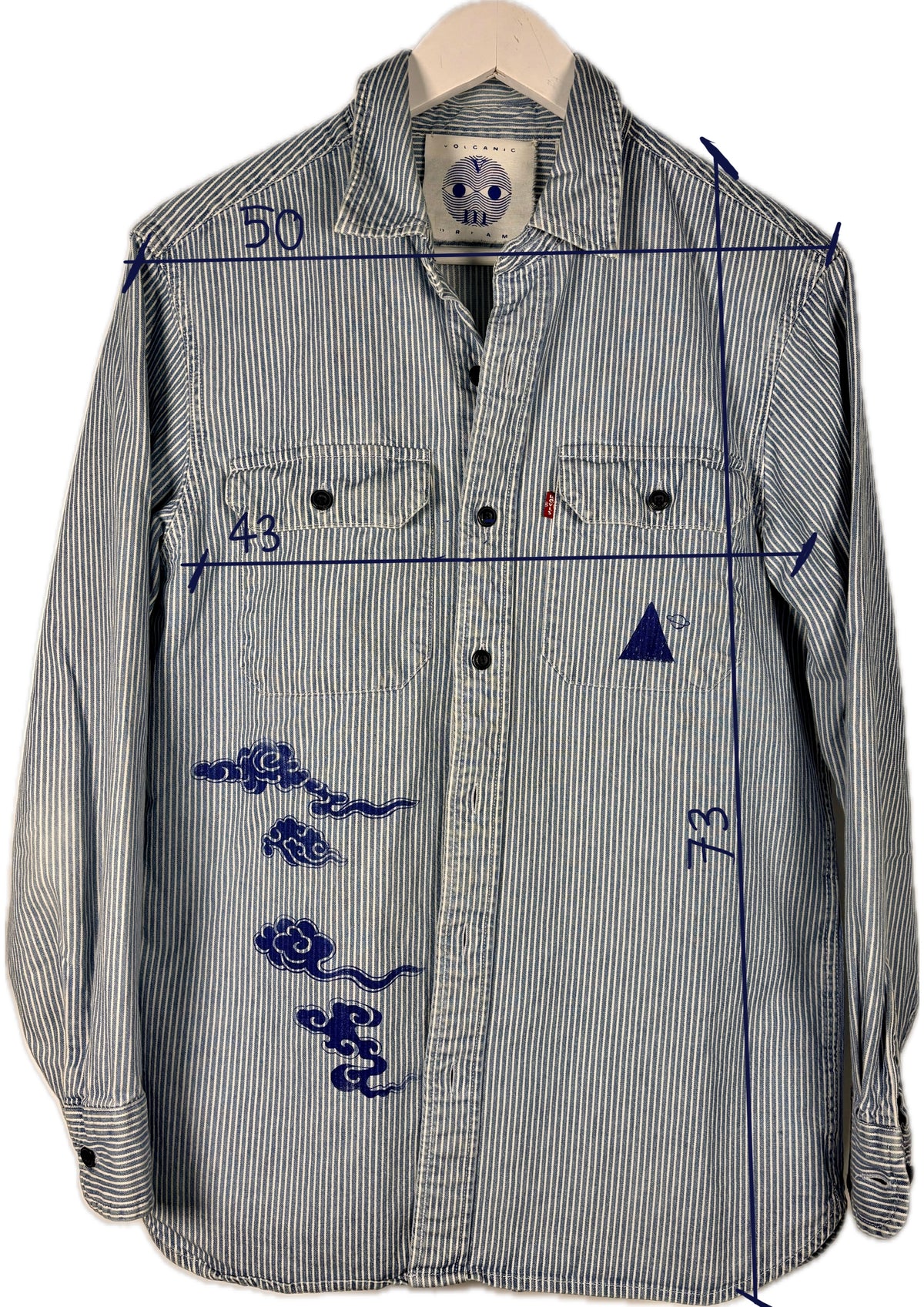 Camicia giacca in denim i rigato upcycled con tigre stellare serigrafata