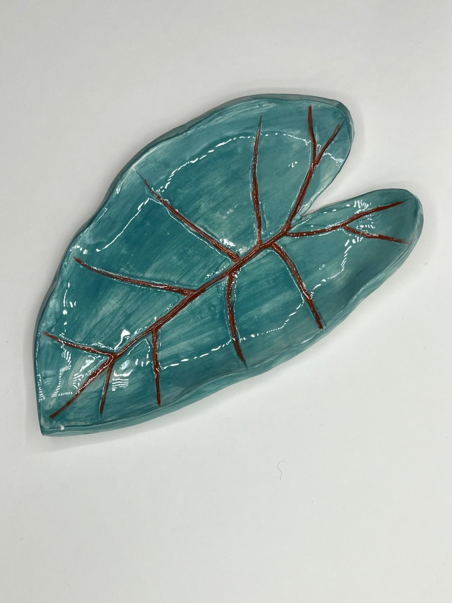 Piatto in ceramica foglia alocasia