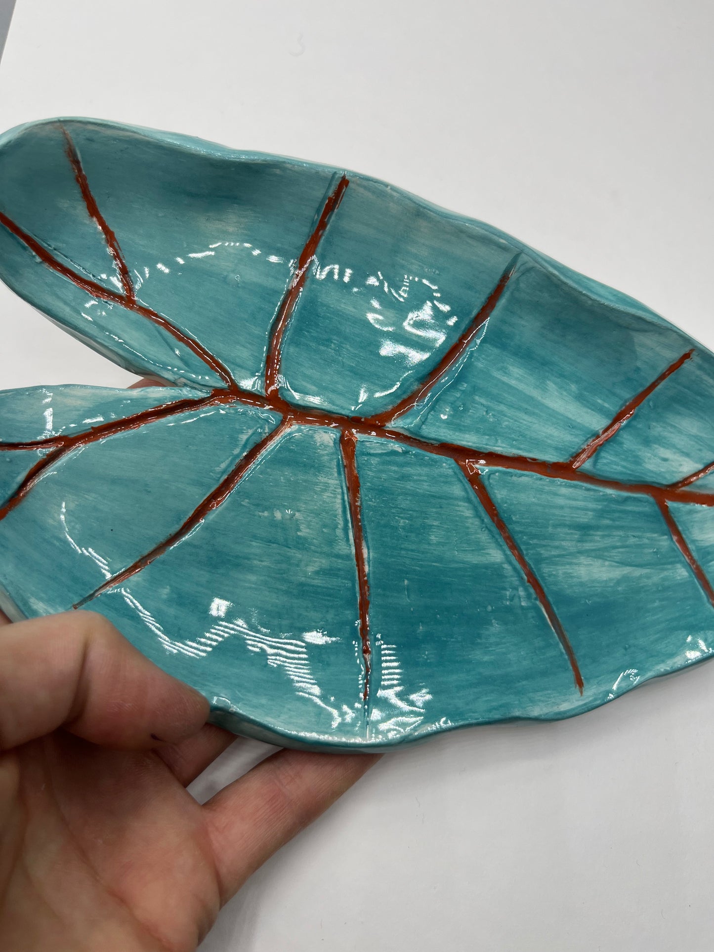 Piatto in ceramica foglia alocasia