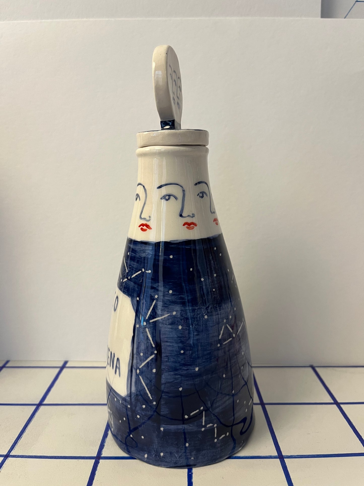 Ampolla succo di luna piena in ceramica modellata e dipinta a mano