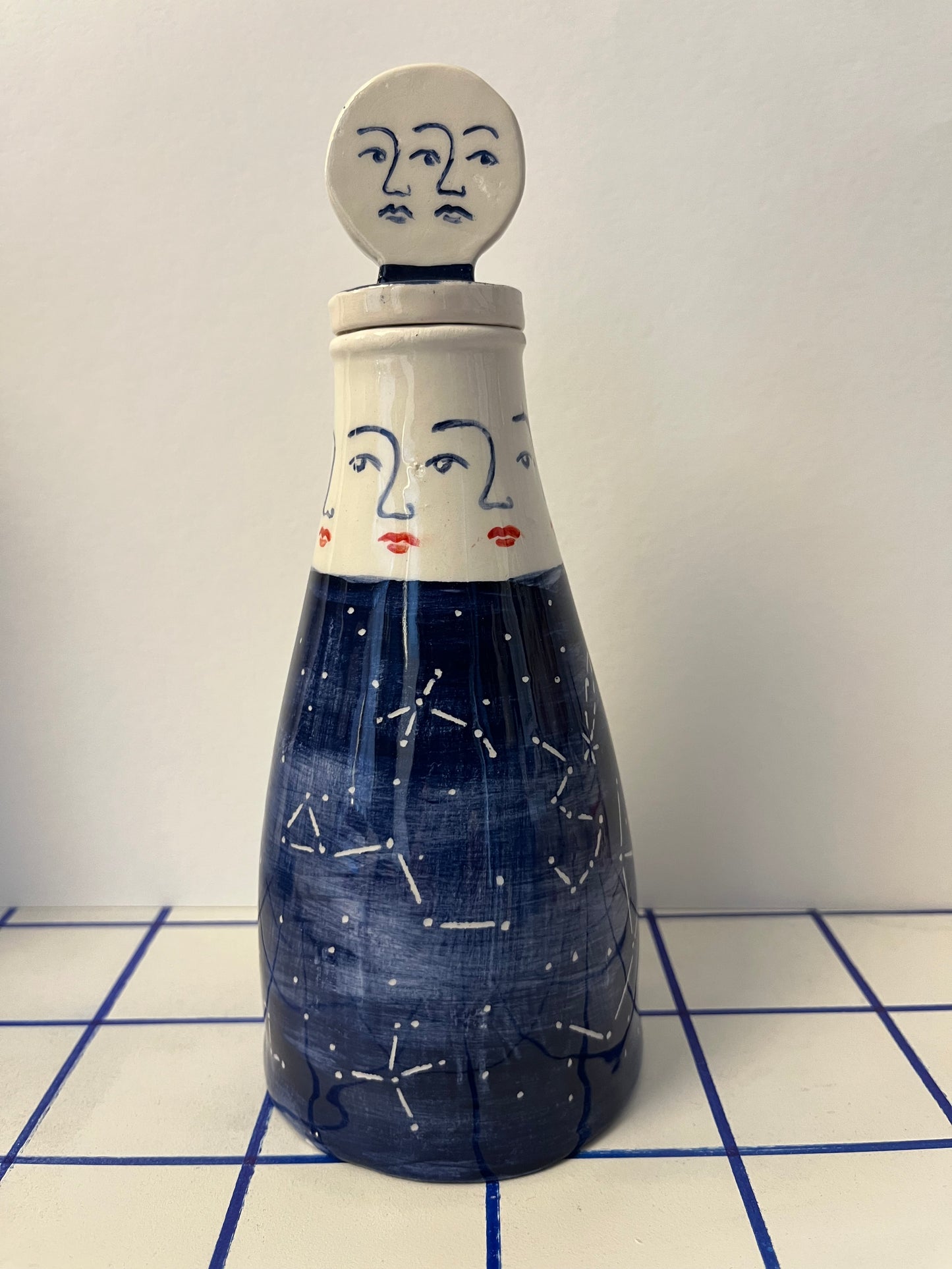 Ampolla succo di luna piena in ceramica modellata e dipinta a mano