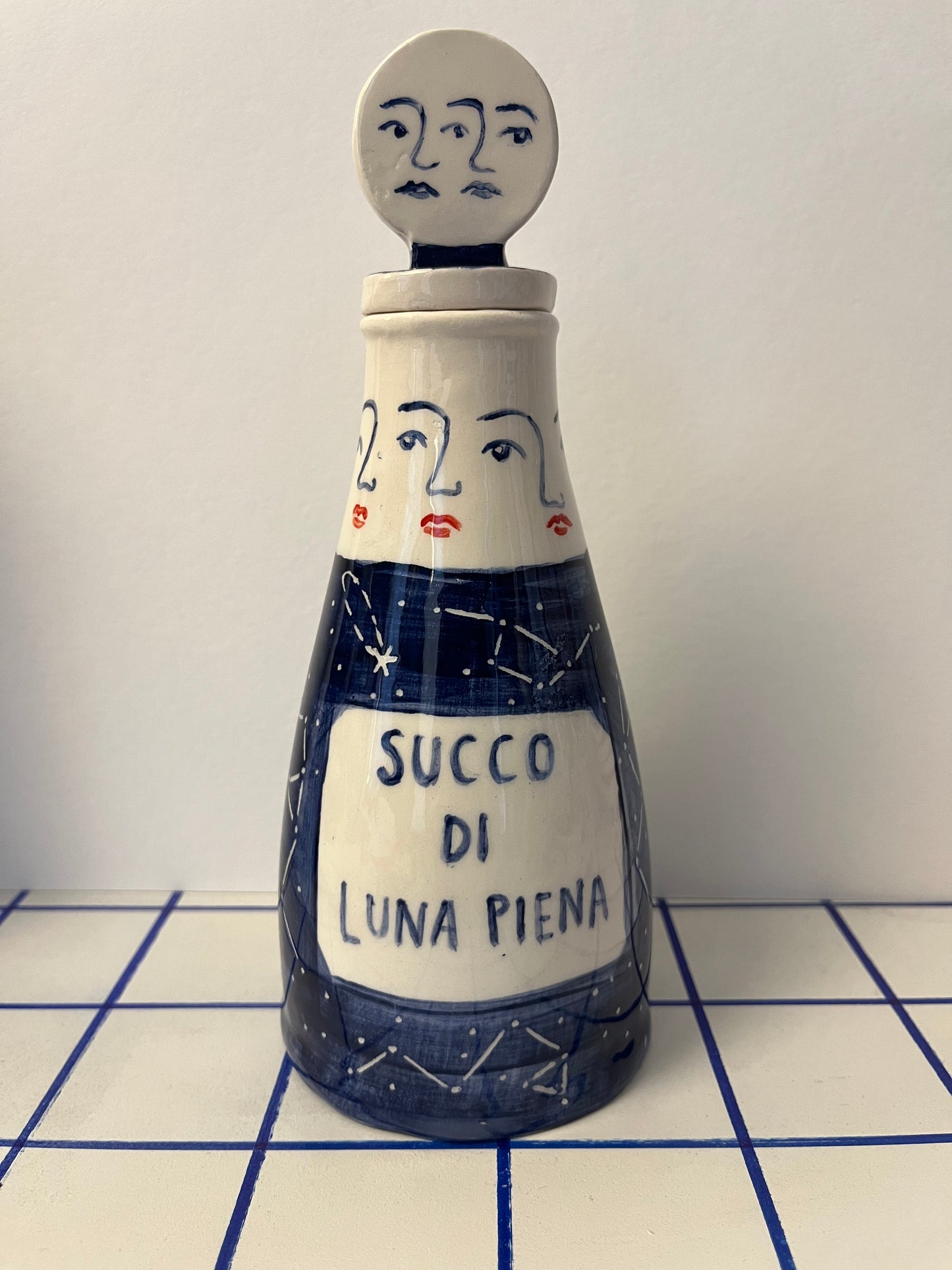 Ampolla succo di luna piena in ceramica modellata e dipinta a mano
