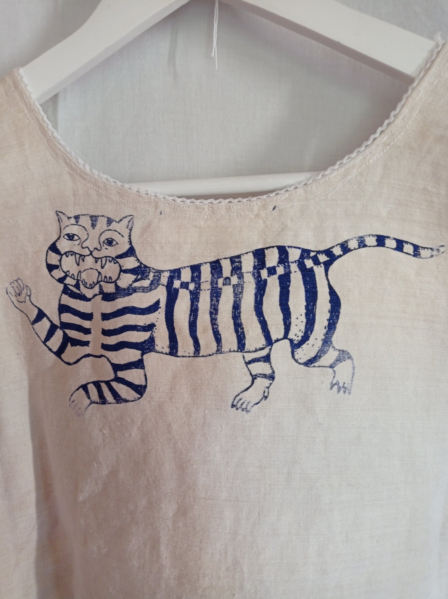 vestito/copricostume in lino e canapa serigrafato con tigri, con un piccolo ricamo