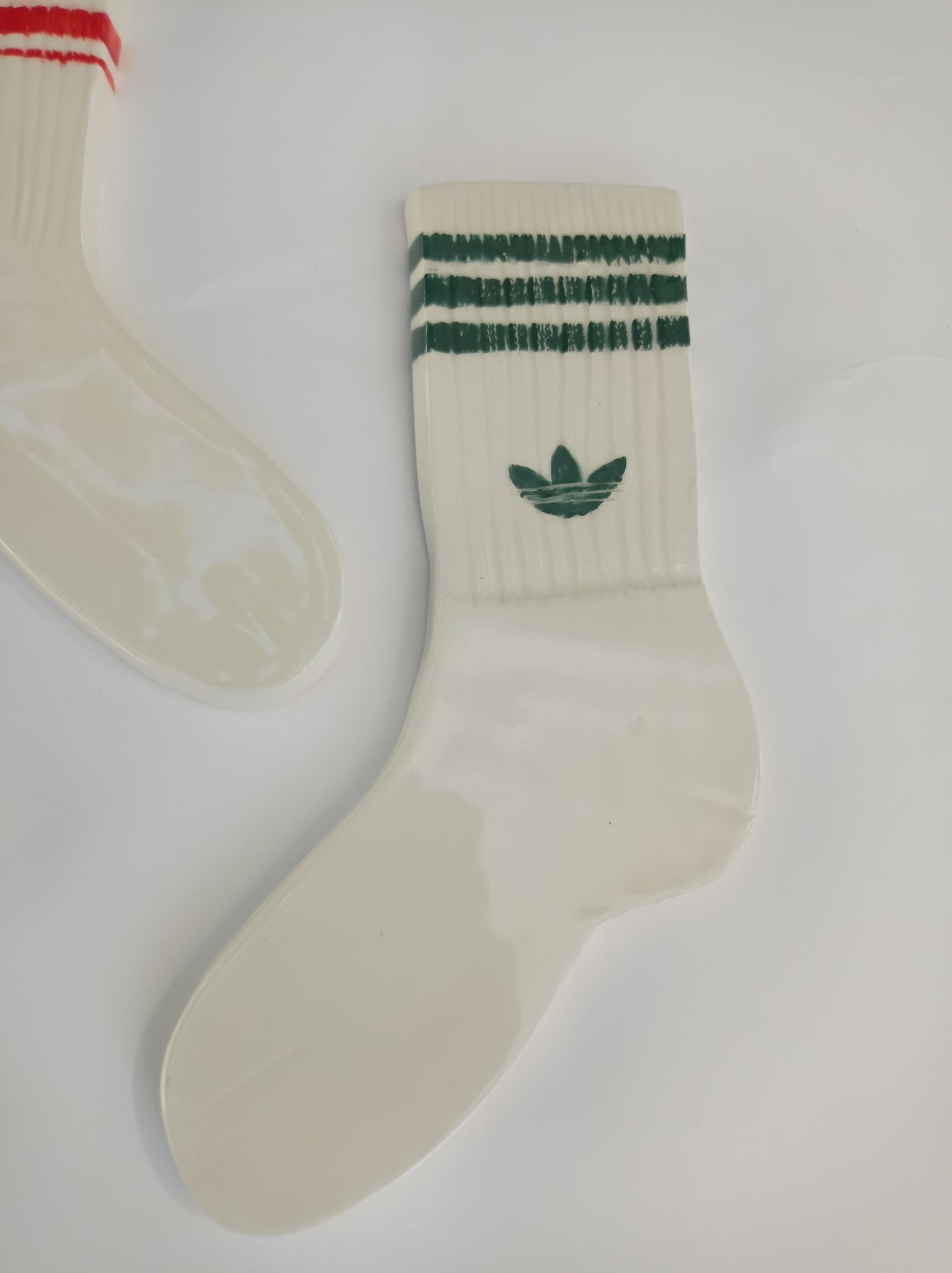 Calzini in ceramica modellati su modello di calze in spugna nnike e adidass
