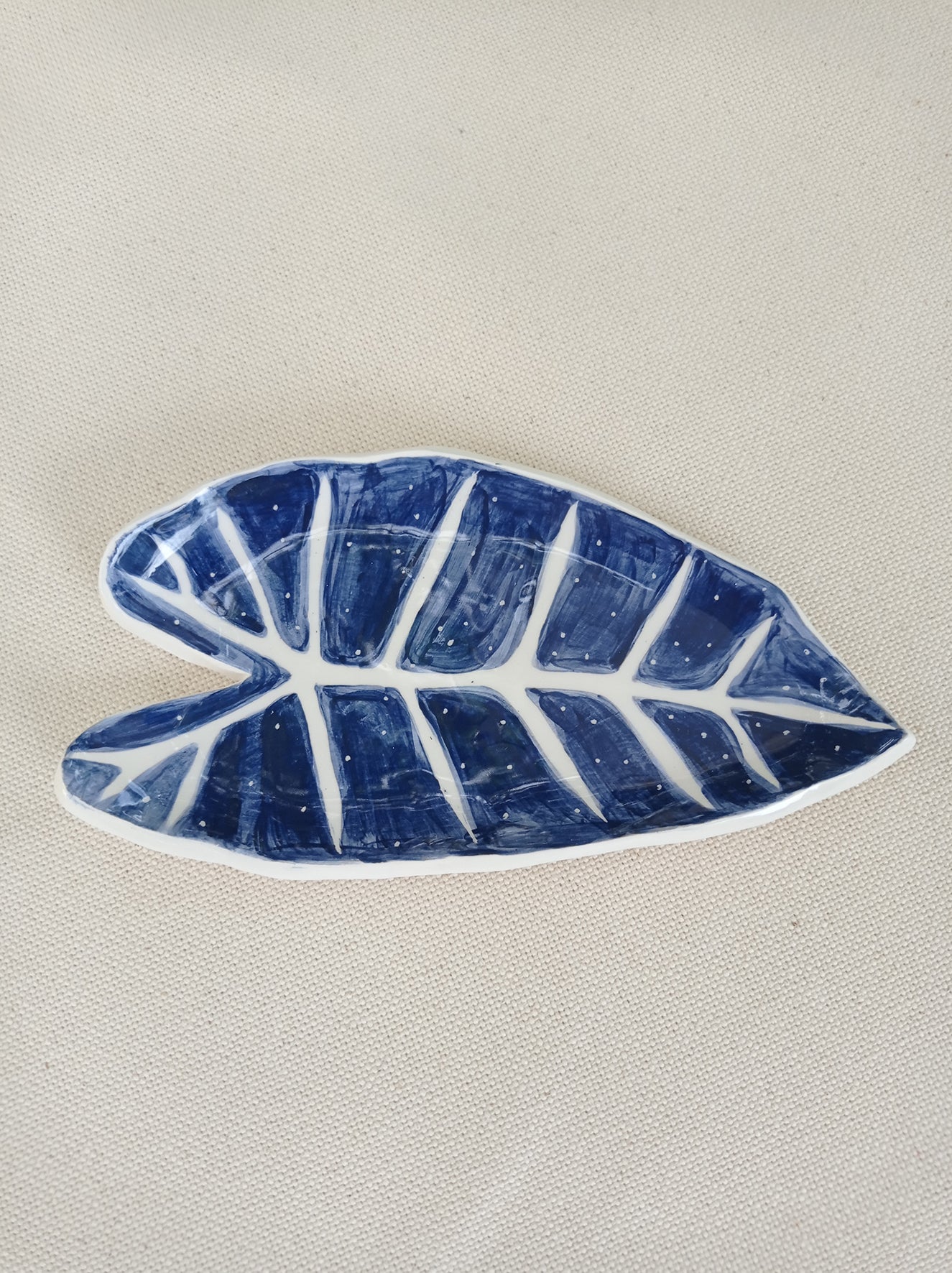 piattino in ceramica a forma di foglia