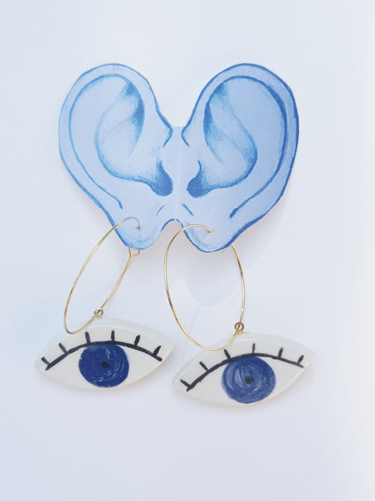 orecchini a cerchio dorati con  occhio in ceramica blu notte