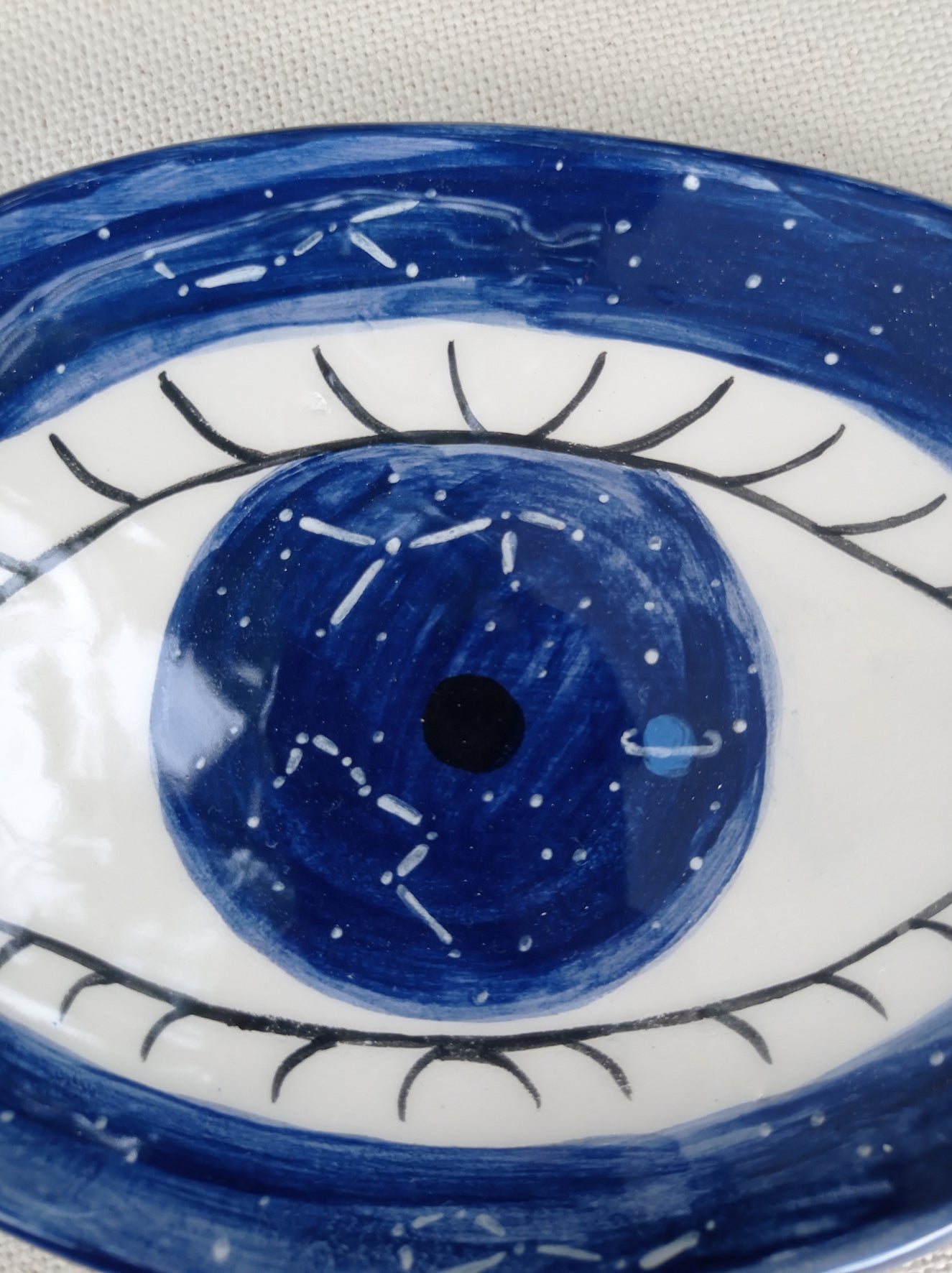 piatto ovale in ceramica a forma di occhio