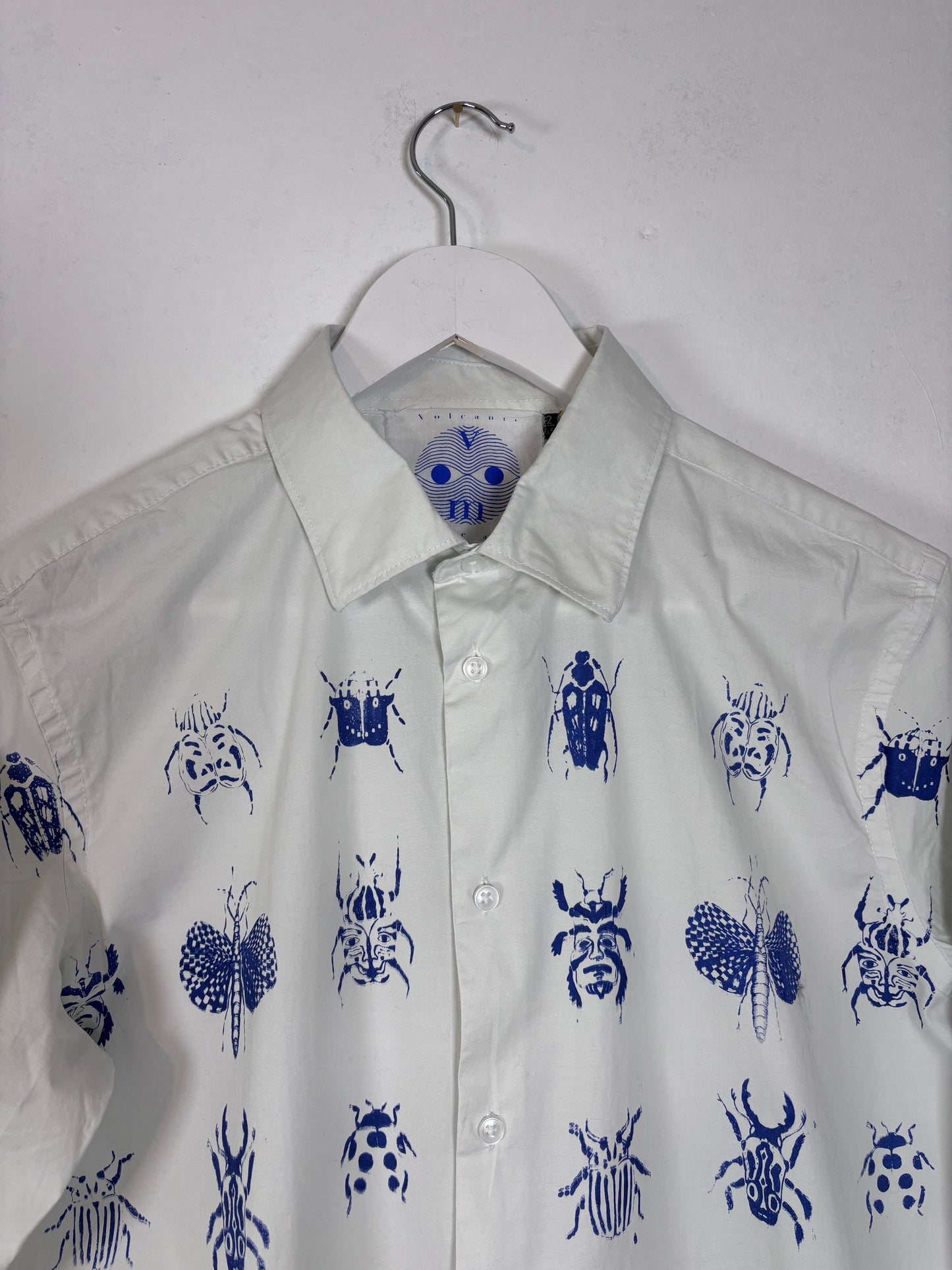 Camicia bianca upcycled serigrafata con insetti
