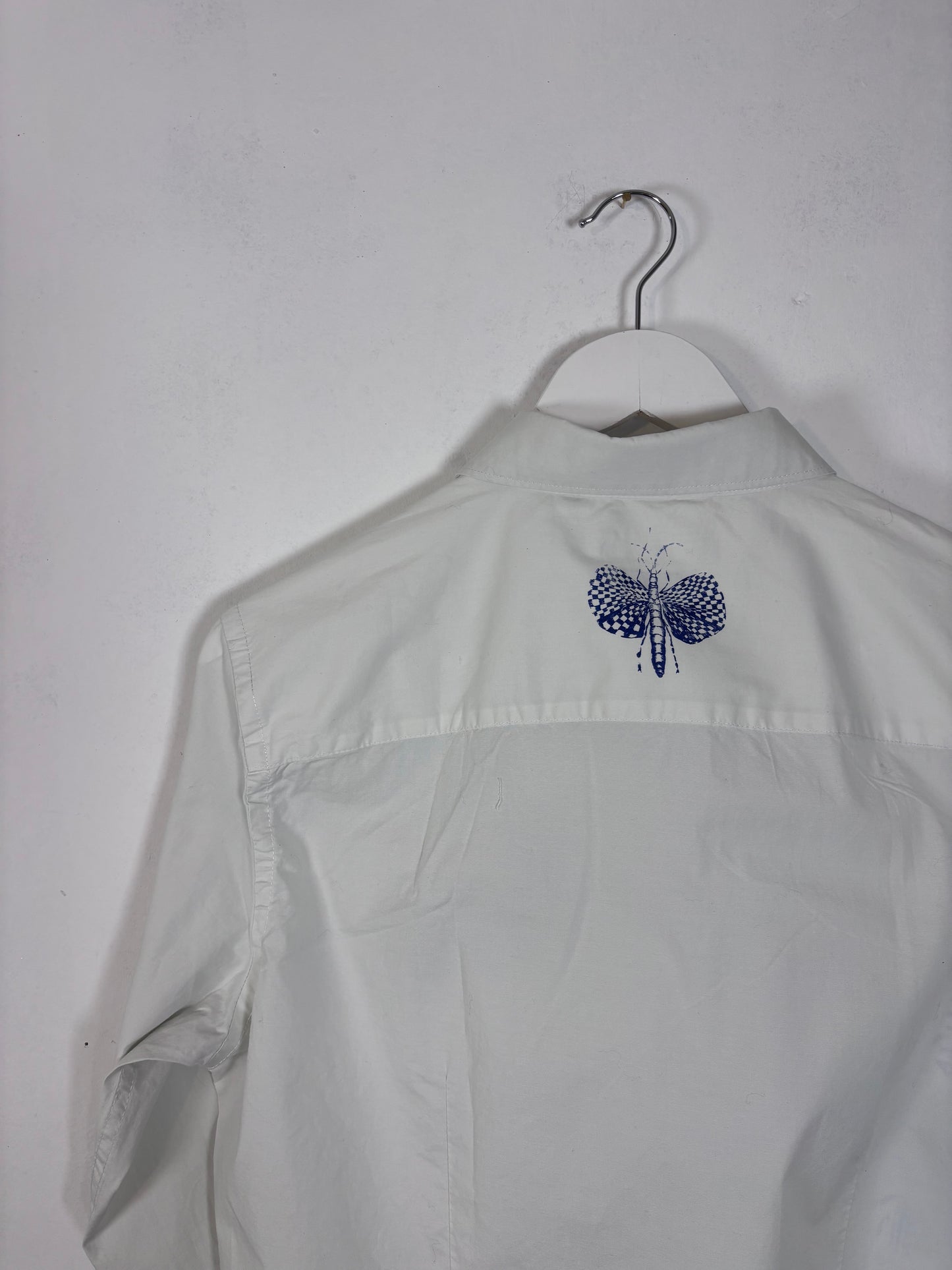 Camicia bianca upcycled serigrafata con insetti