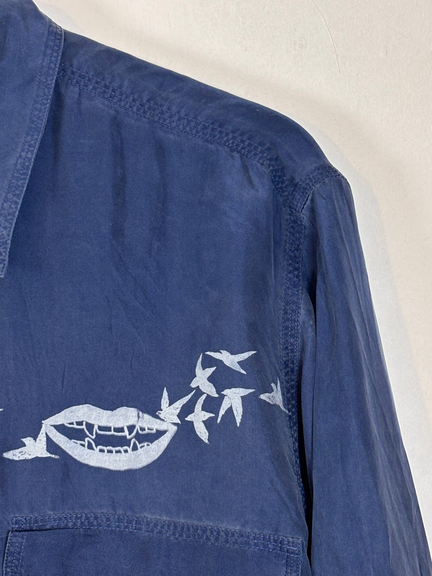 Camicia in seta blu upcycled con serigrafie bianche