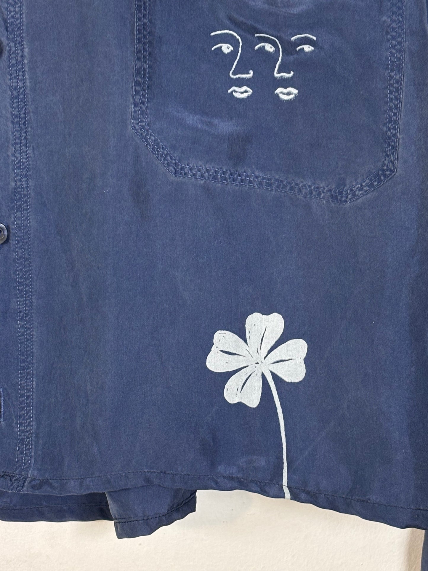 Camicia in seta blu upcycled con serigrafie bianche